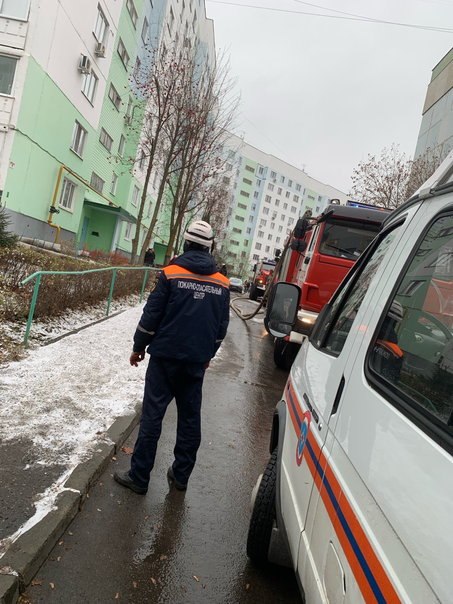 Спасатели помогли мужчине получить медицинскую помощь