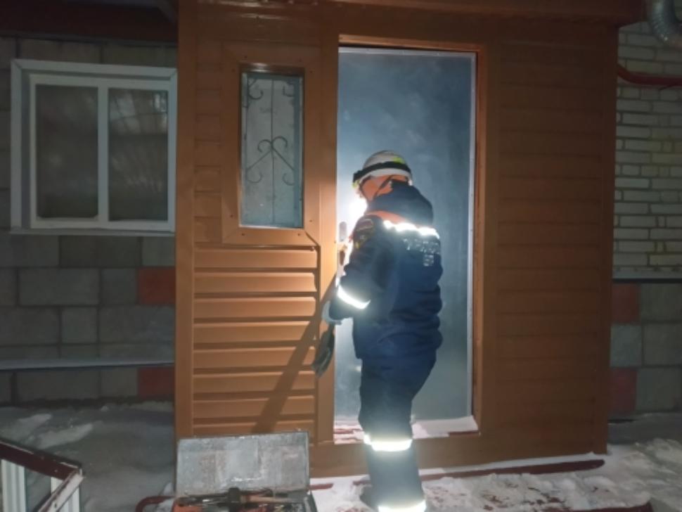 Спасатели помогли пожилой женщине получить медицинскую помощь Спасатели помогли пожилой женщине получить медицинскую помощь