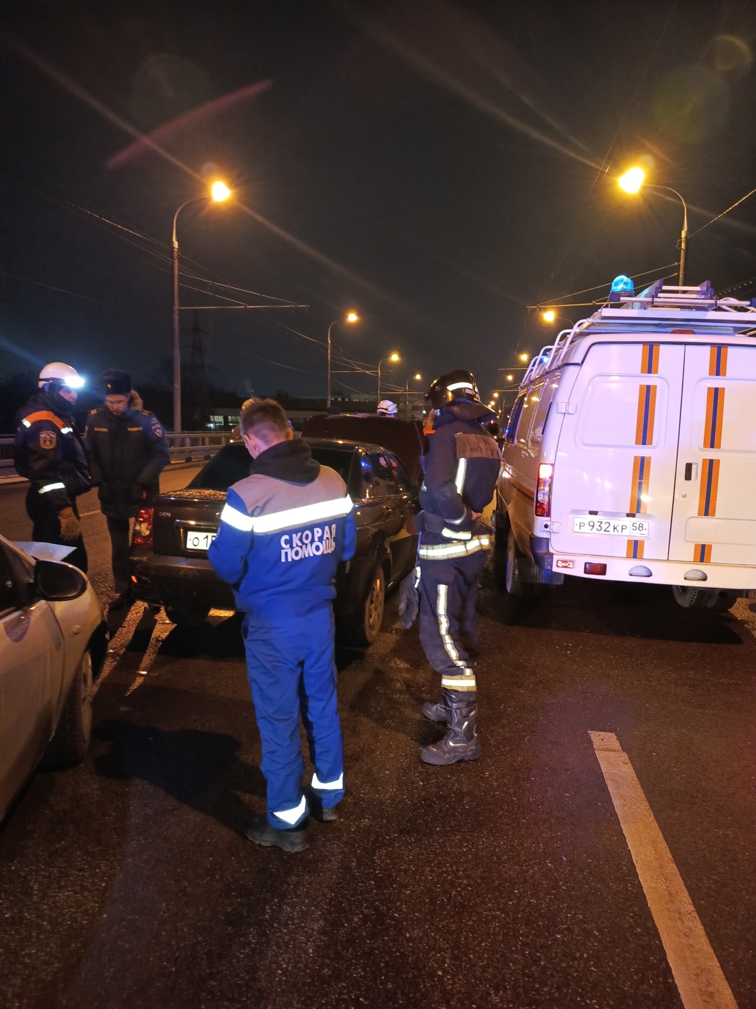 Спасатели приняли участие в ликвидации последствий ДТП