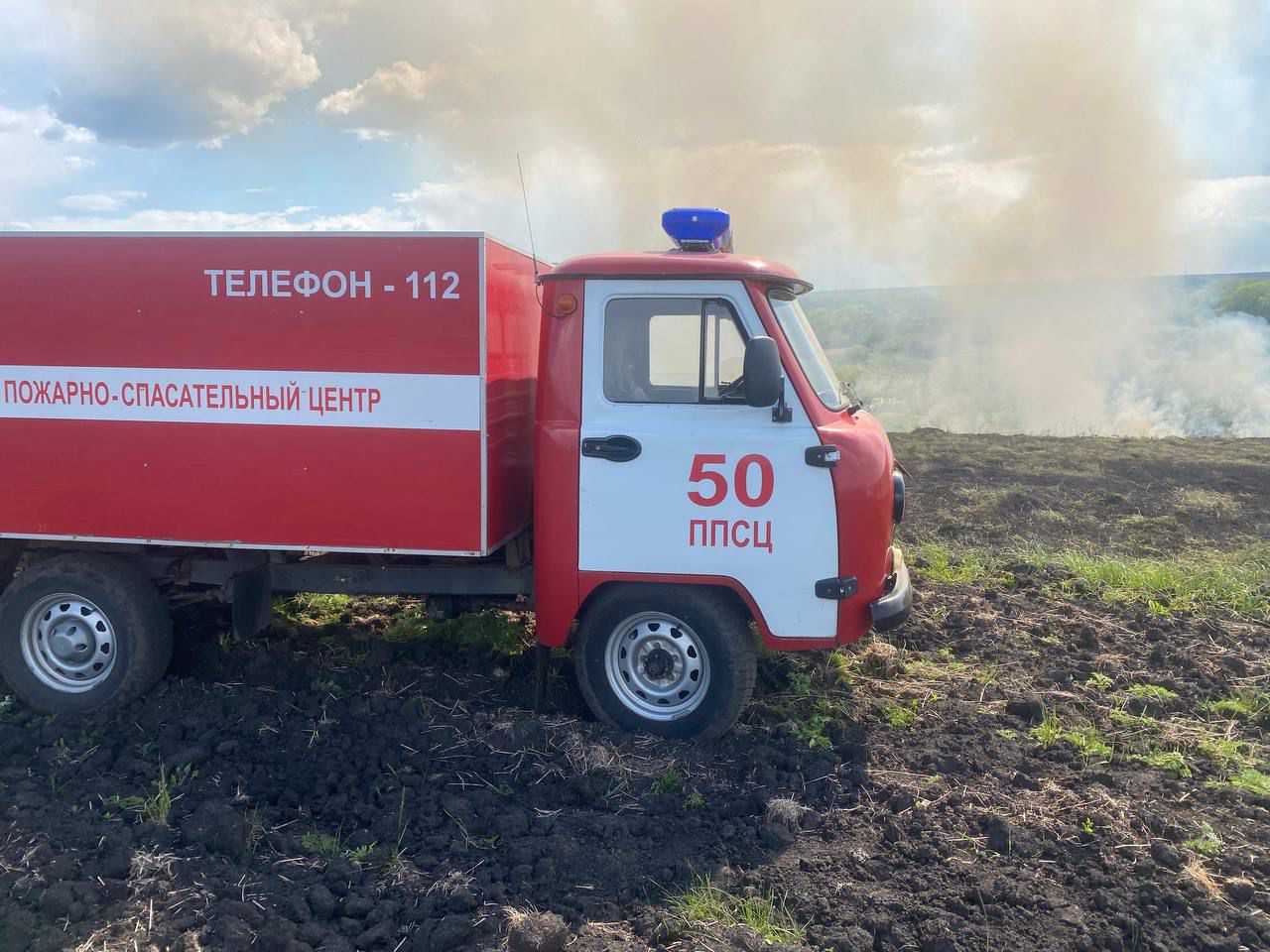 Пожарные ликвидировали возгорание сухой травы Пожарные ликвидировали возгорание сухой травы