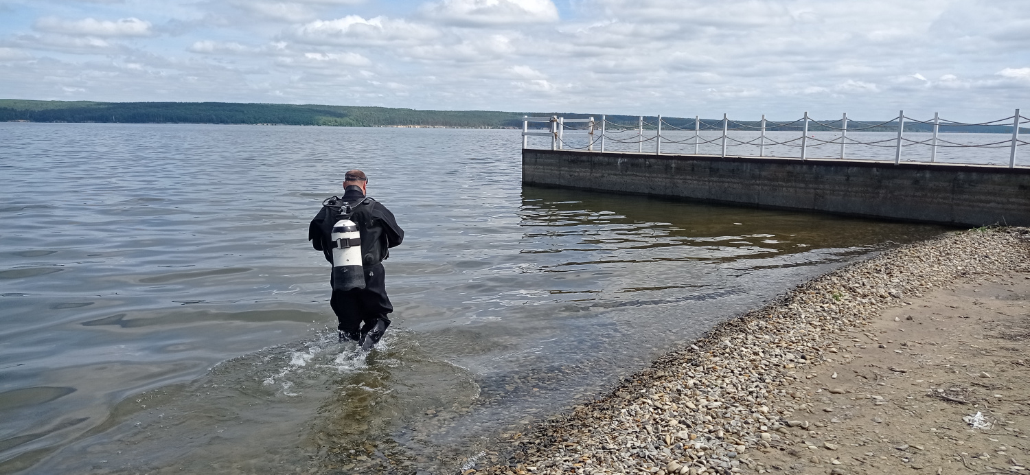 Спасатели-водолазы провели обследование водоема в районе пляжа санатория "Березовая роща".