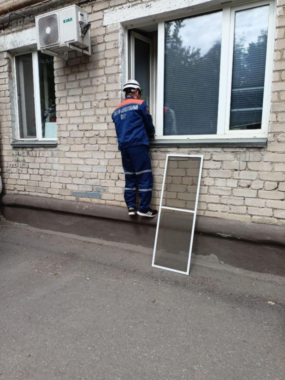 Спасатели обеспечили полицейским доступ в квартиру