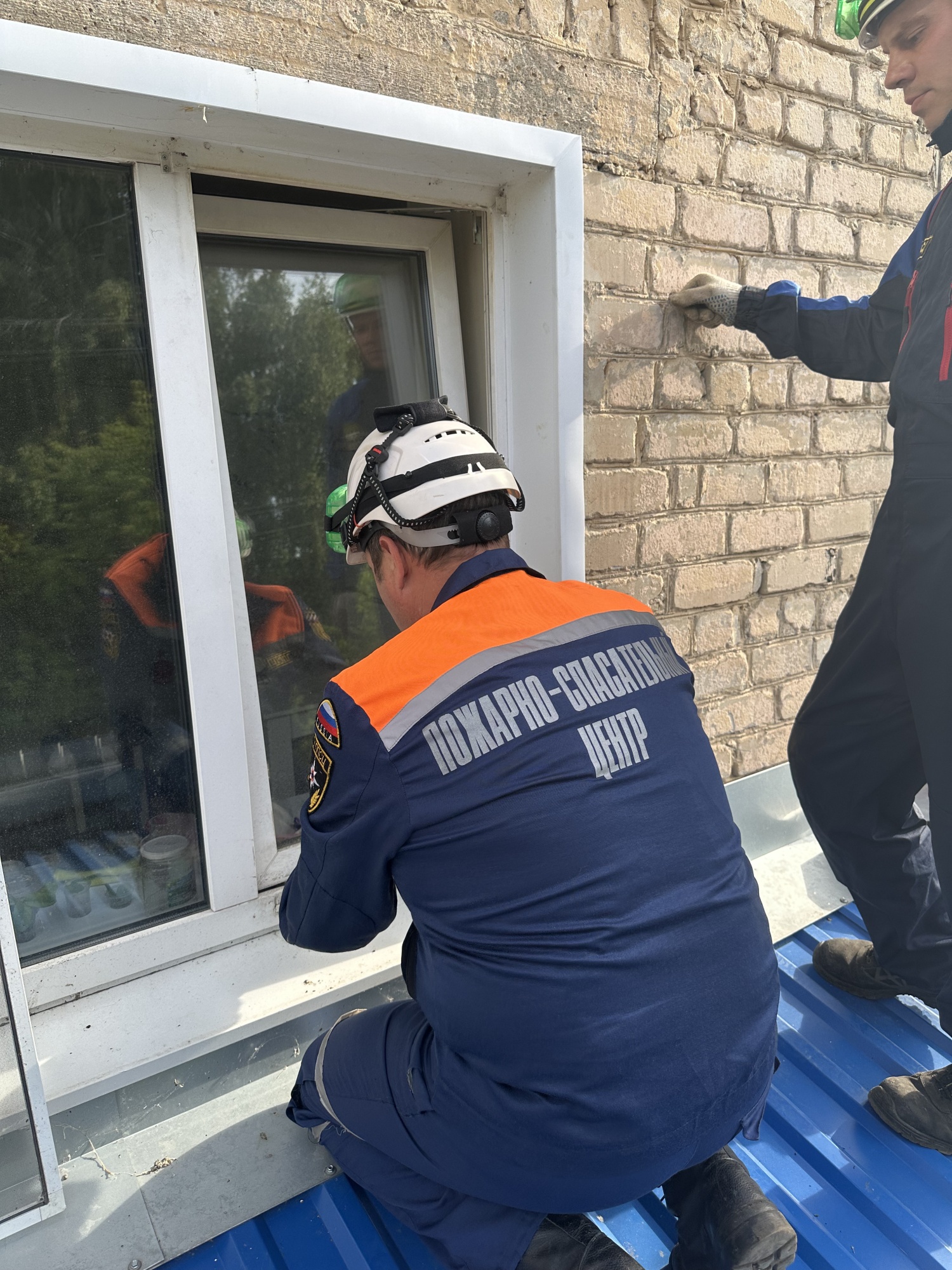 Спасатели обеспечили медикам доступ в квартиру Спасатели обеспечили медикам доступ в квартиру