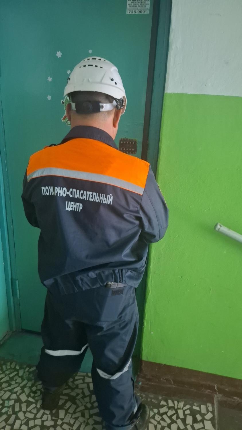 Спасатели помогли обеспокоенным родственникам попасть в квартиру Спасатели помогли обеспокоенным родственникам попасть в квартиру