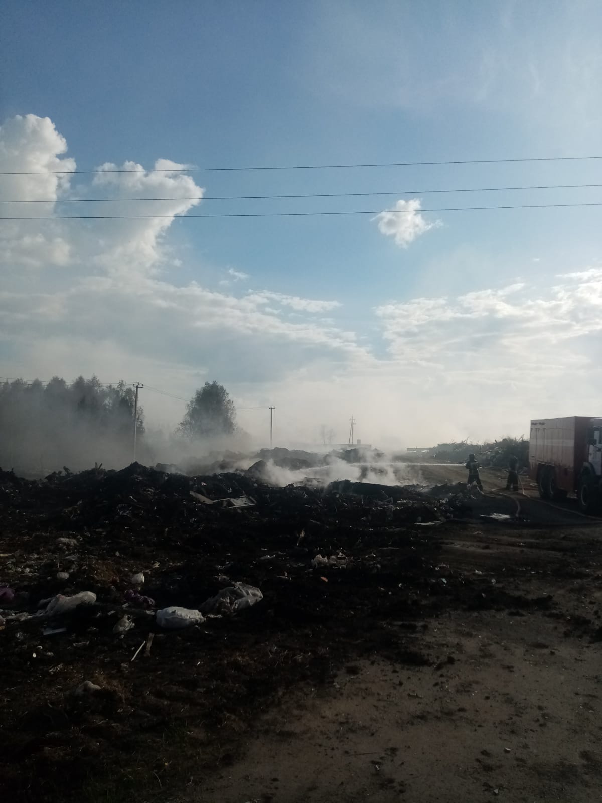 Пожарные ликвидируют возгорание свалки в Никольском районе Пожарные ликвидируют возгорание свалки в Никольском районе