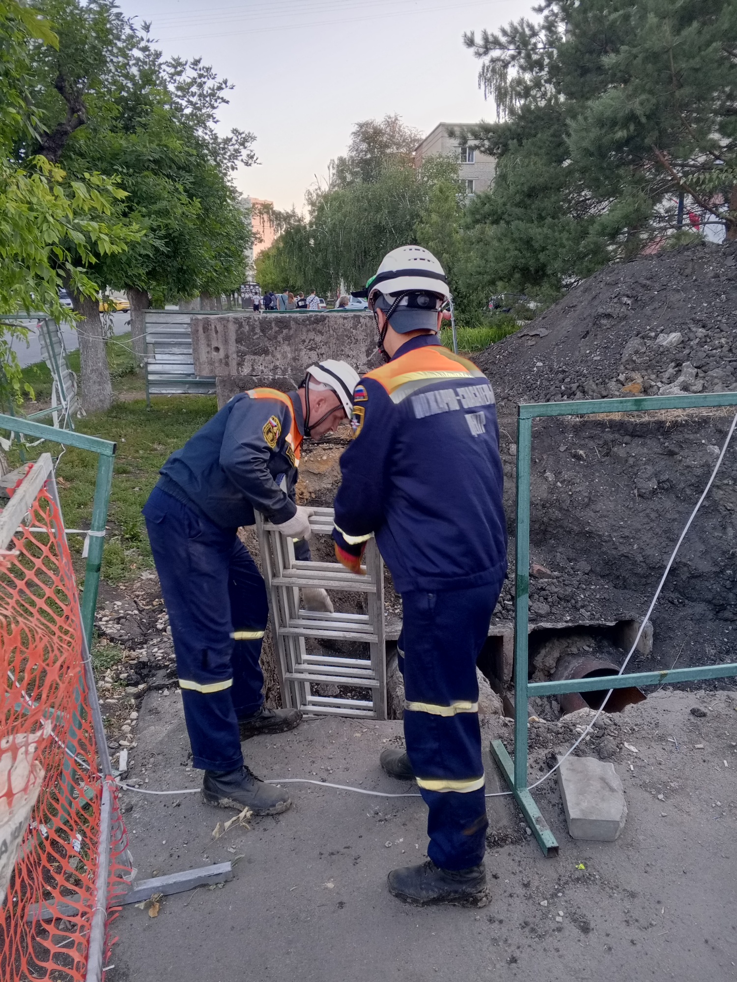 Спасатели извлекли мужчину из котлована
