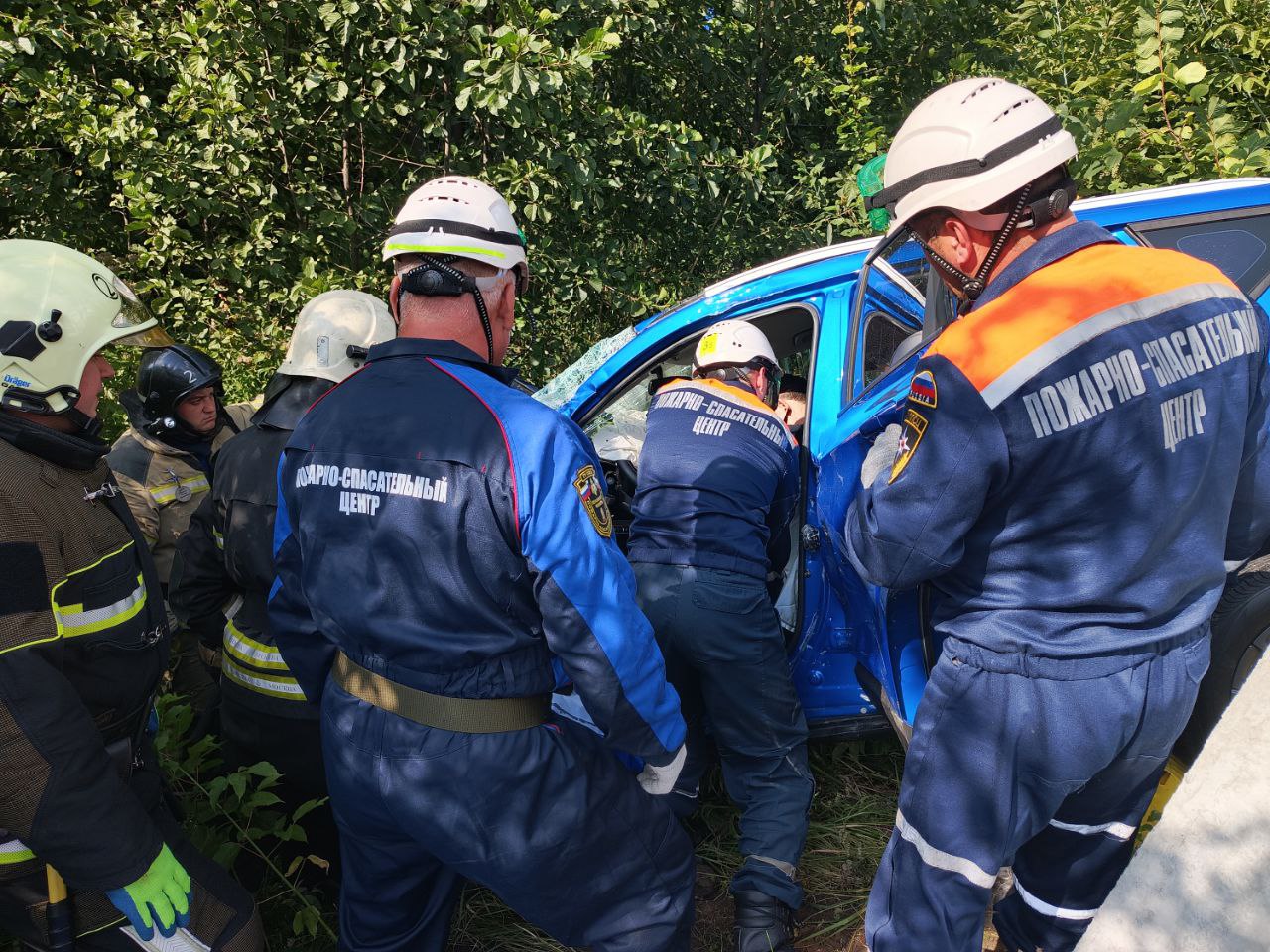Спасатели деблокировали водителя, зажатого в автомобиле в результате ДТП