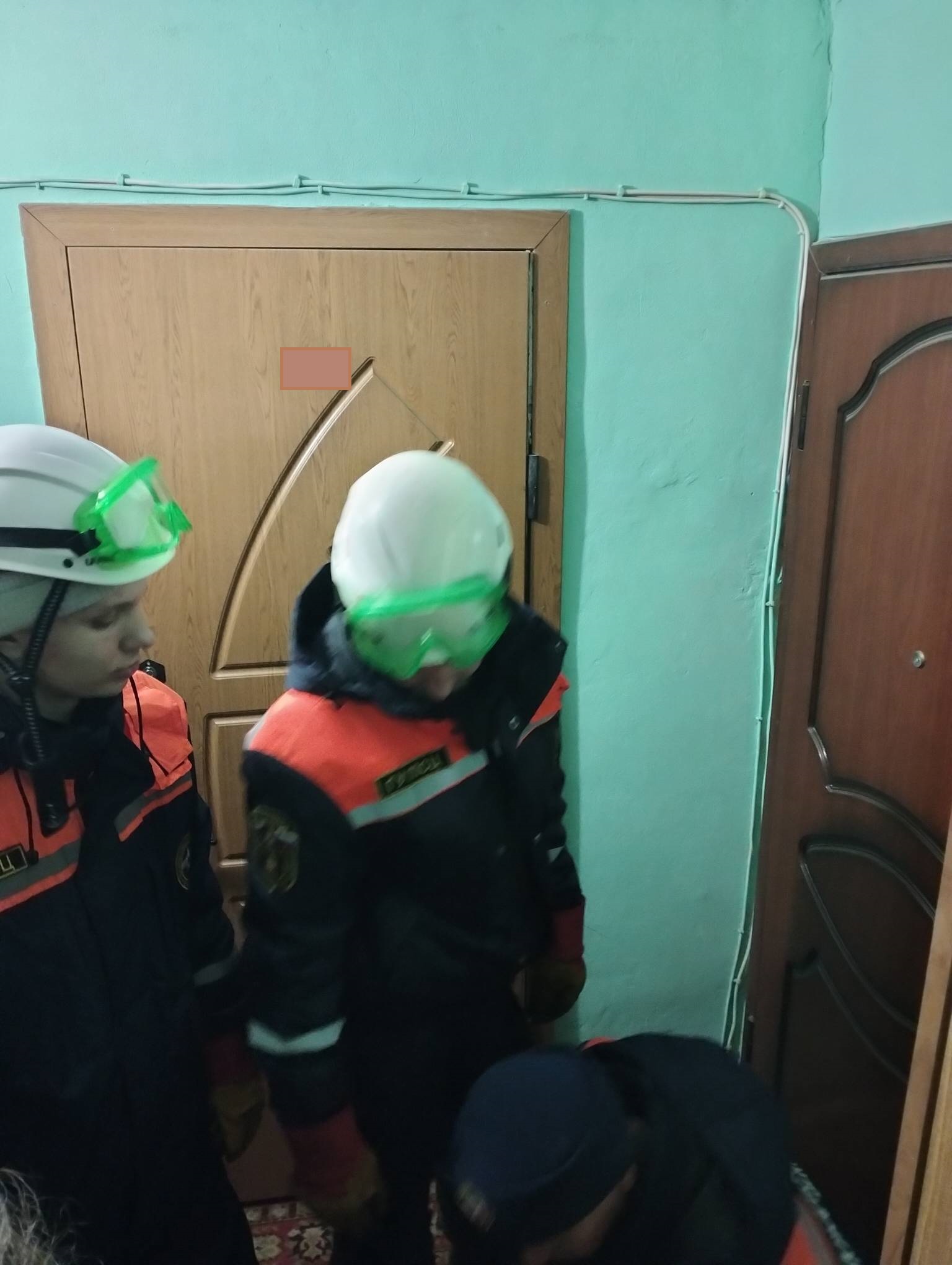 Спасатели обеспечили доступ в квартиру представителям полиции.