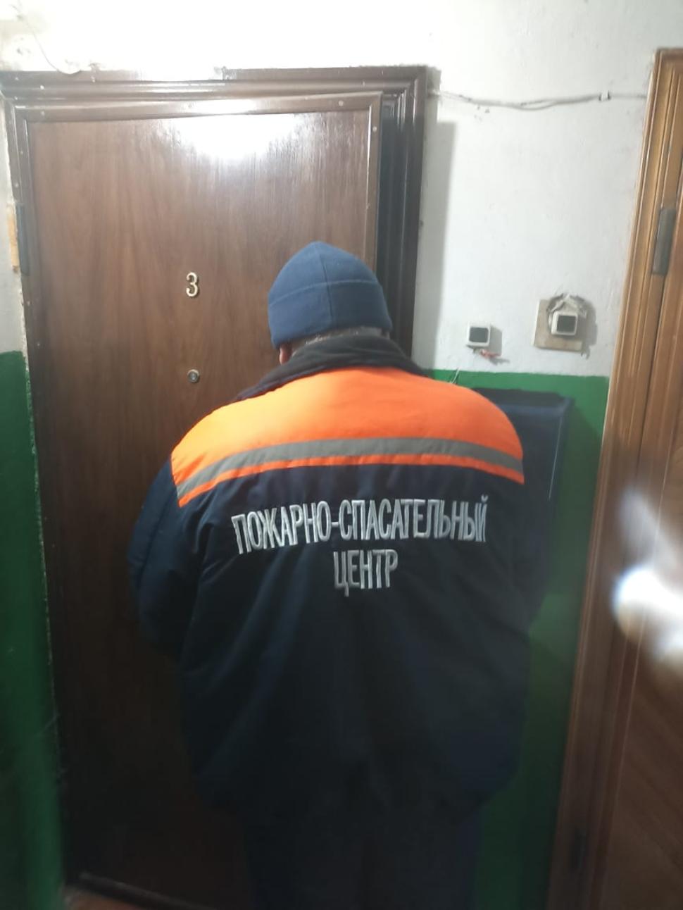 Пожарные помогли женщине получить медицинскую помощь