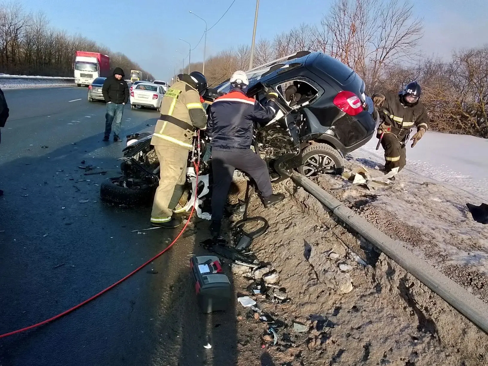 Пожарные ликвидировали последствия ДТП