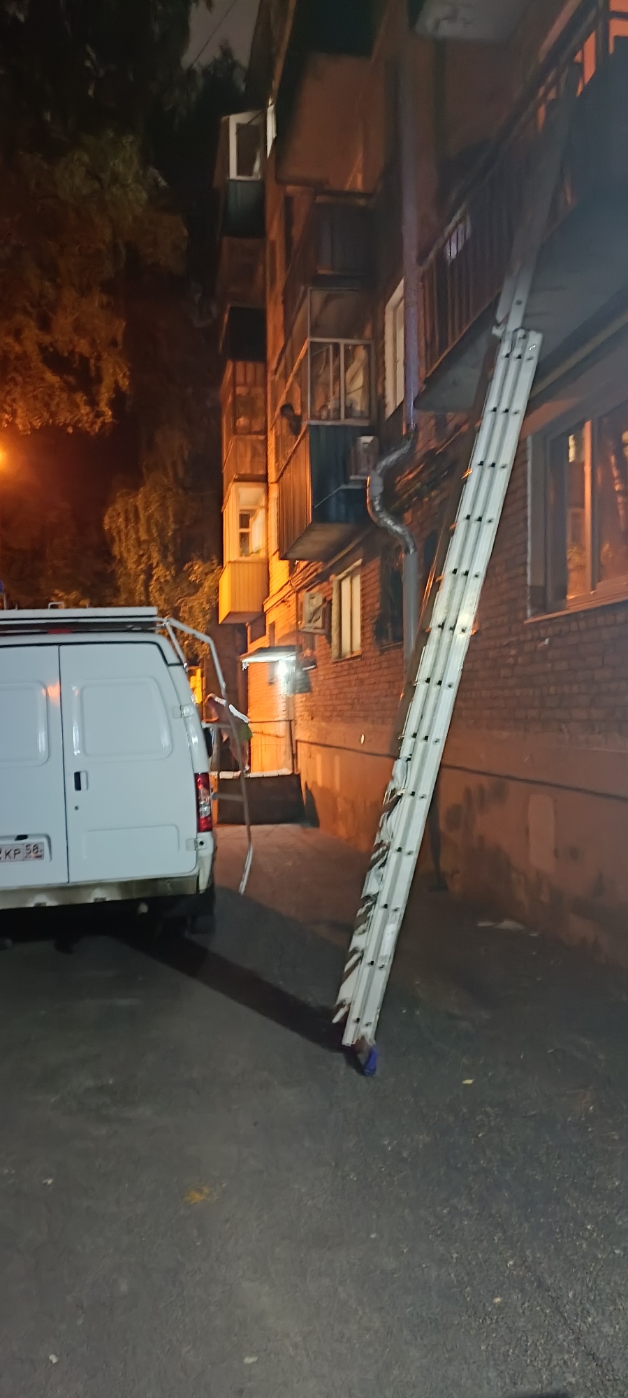 Спасатели помогли пожилой женщине получить медицинскую помощь