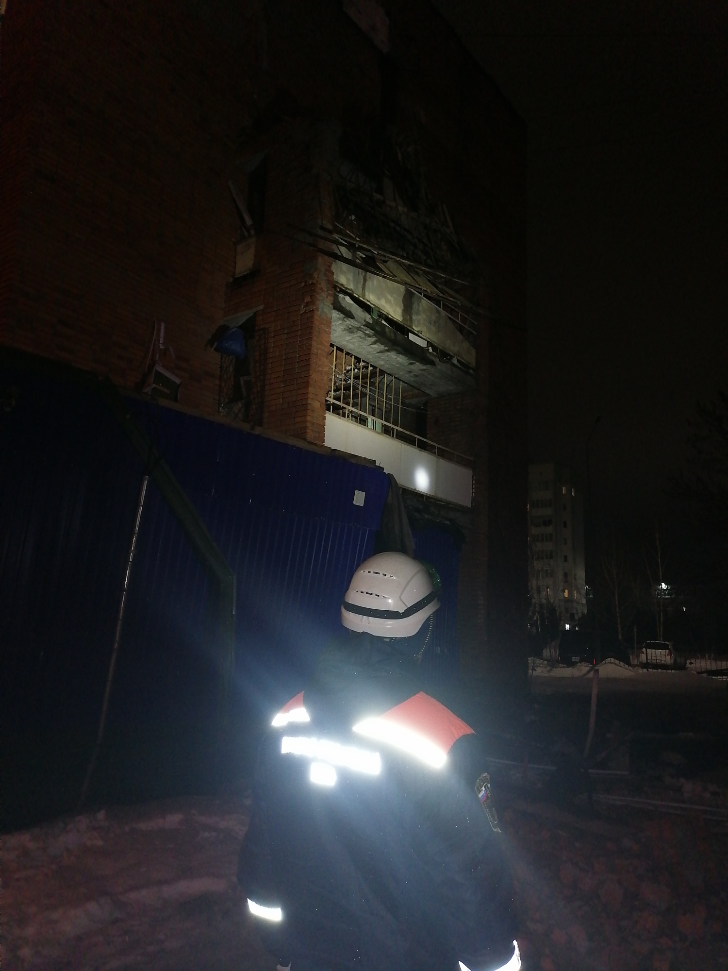 Спасатели провели обследование на месте обрушения балконов