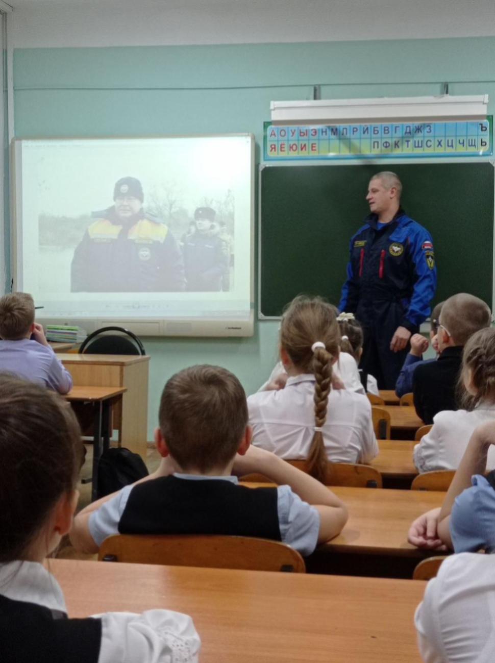 Спасатели провели занятие для школьников Спасатели провели занятие для школьников