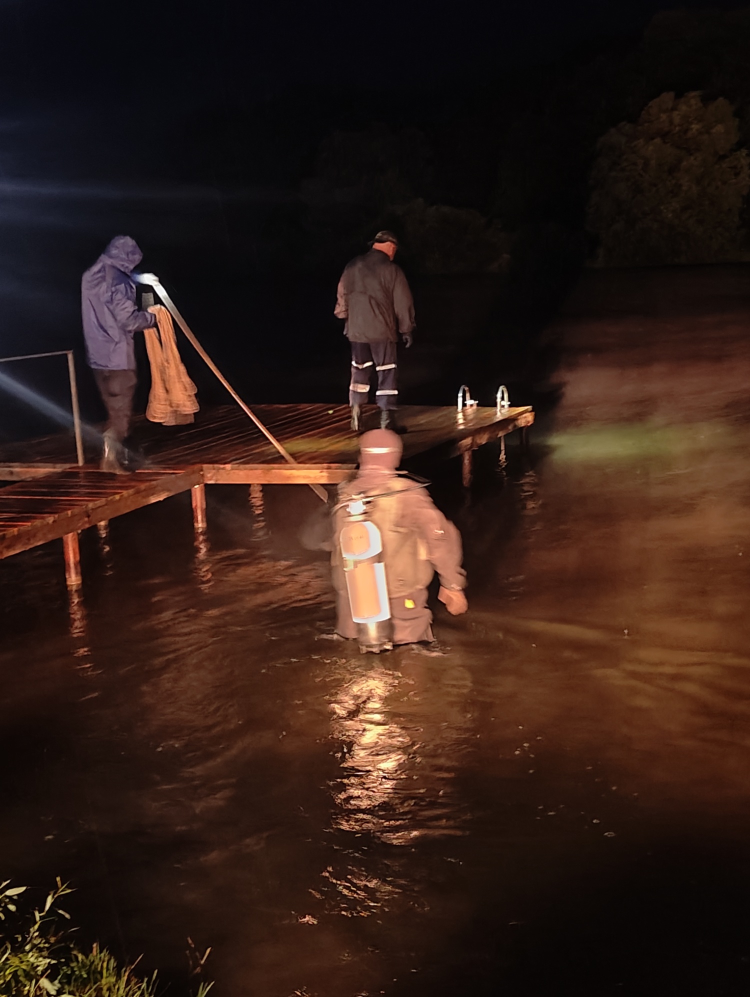 Спасатели извлекли из водоема тело мужчины