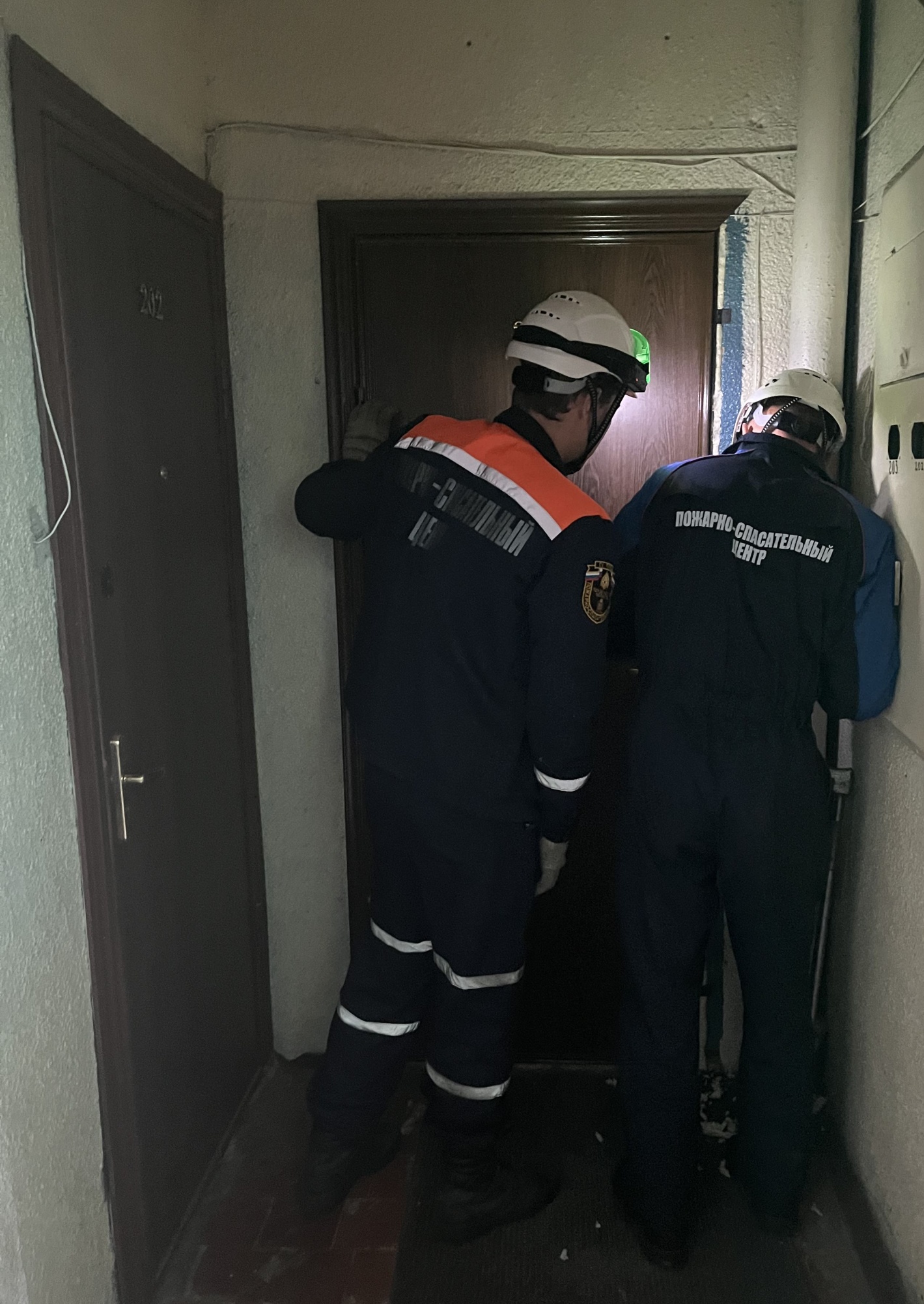 Спасатели помогли мужчине получить медицинскую помощь Спасатели помогли мужчине получить медицинскую помощь