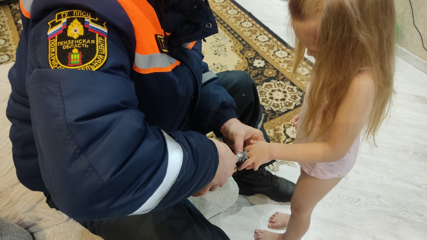 Спасатели освободили палец ребенка, застрявший в игрушке Спасатели освободили палец ребенка, застрявший в игрушке