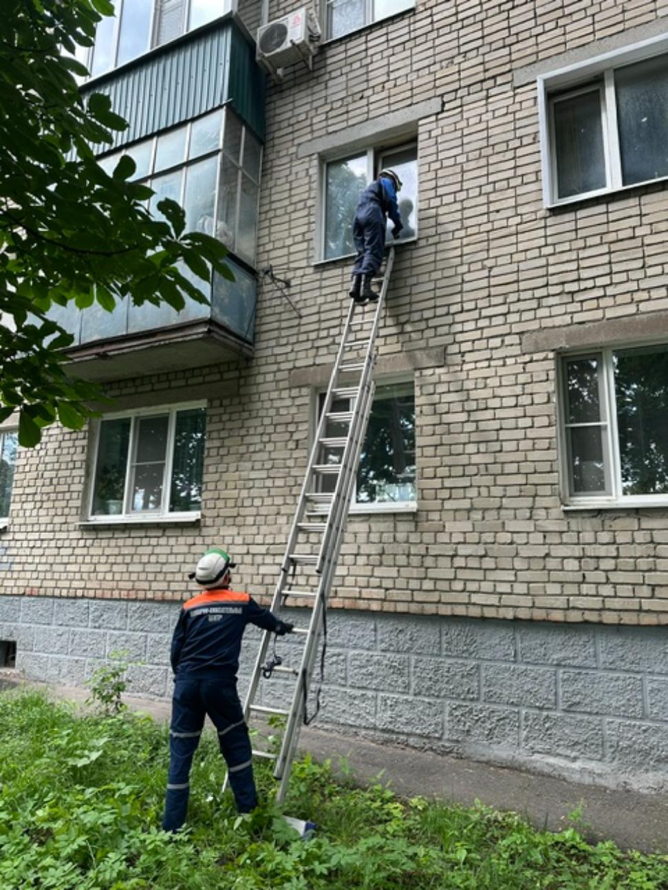Спасатели обеспечили полицейским доступ в квартиру Спасатели обеспечили полицейским доступ в квартиру