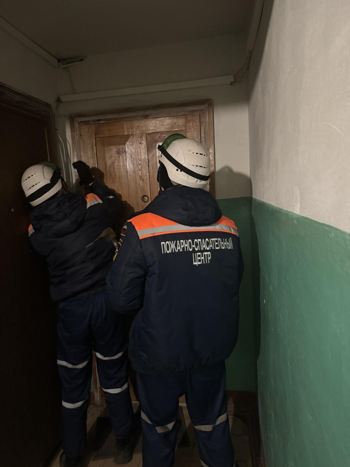Спасатели помогли родителям попасть в запертую квартиру к ребенку Спасатели помогли родителям попасть в запертую квартиру к ребенку