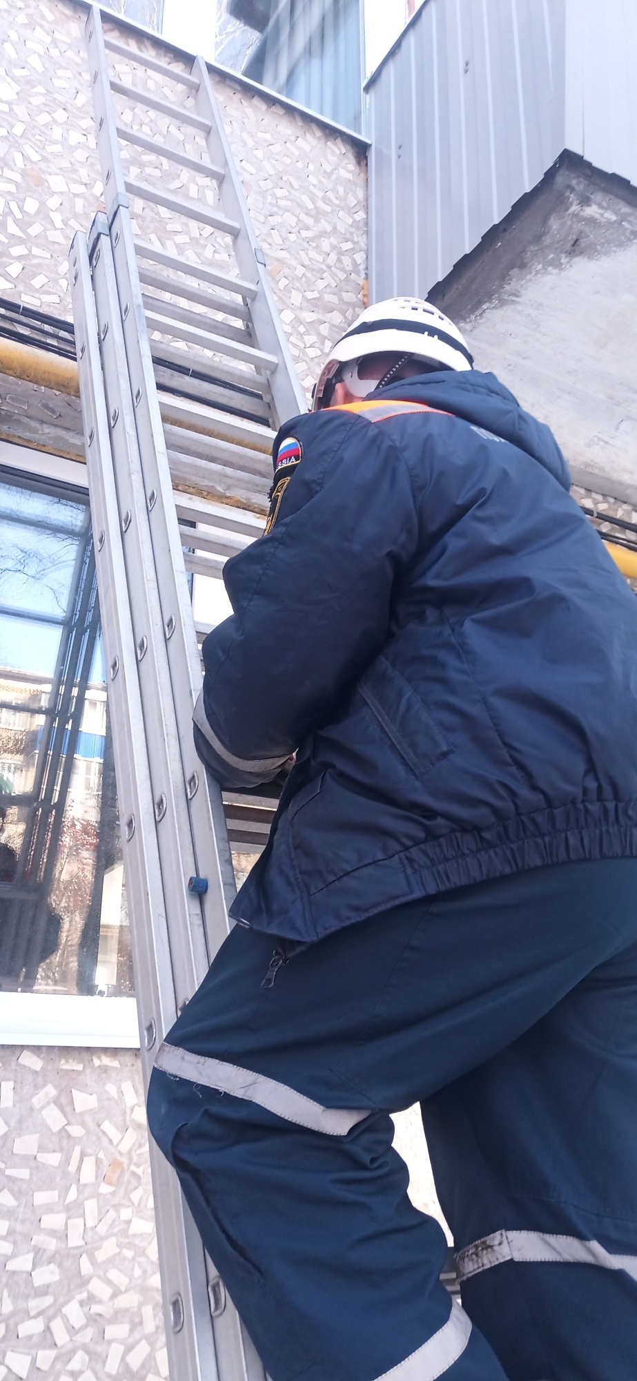 Спасатели обеспечили медикам доступ в квартиру