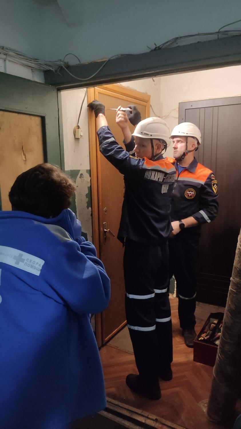 Спасатели помогли женщине получить медицинскую помощь Спасатели помогли женщине получить медицинскую помощь