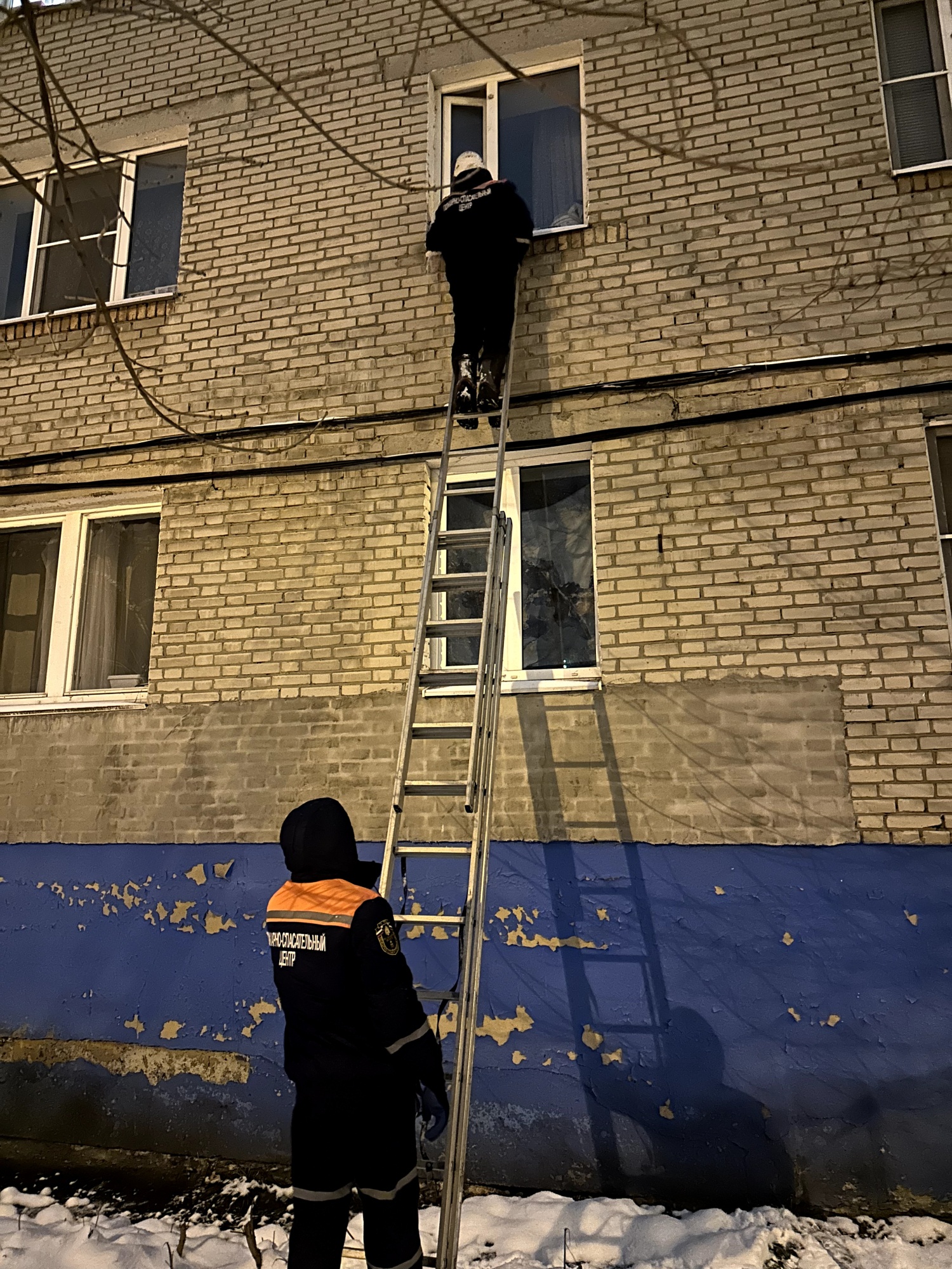 Спасатели обеспечили медикам доступ в квартиру