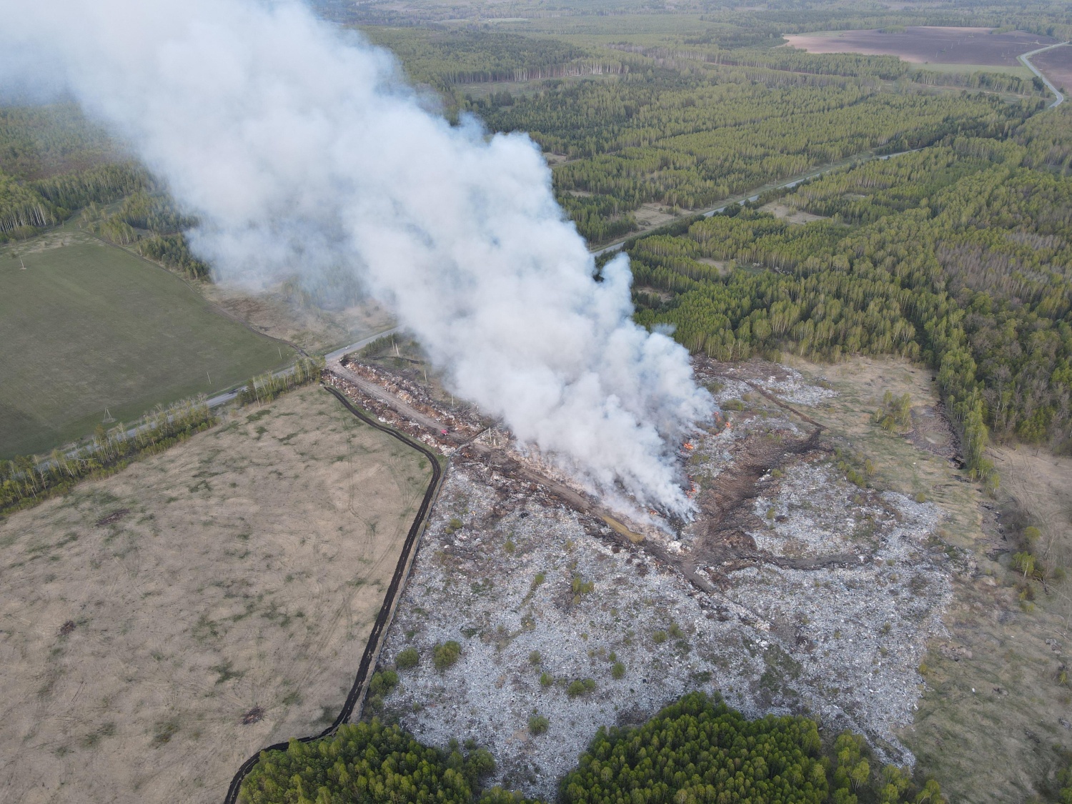 Пожарные ликвидировали возгорание свалки Пожарные ликвидировали возгорание свалки