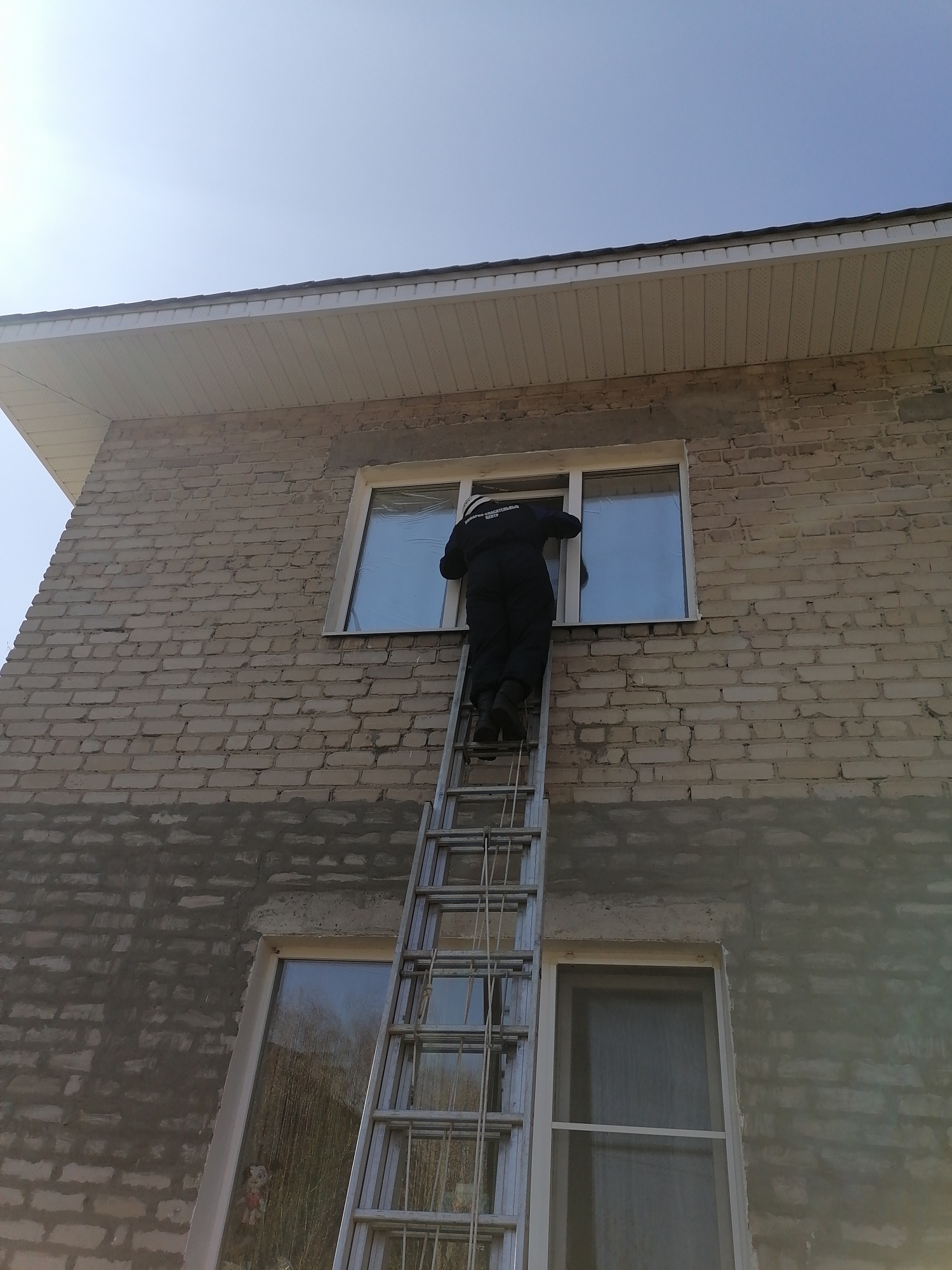 Спасатели обеспечили полицейским доступ в квартиру