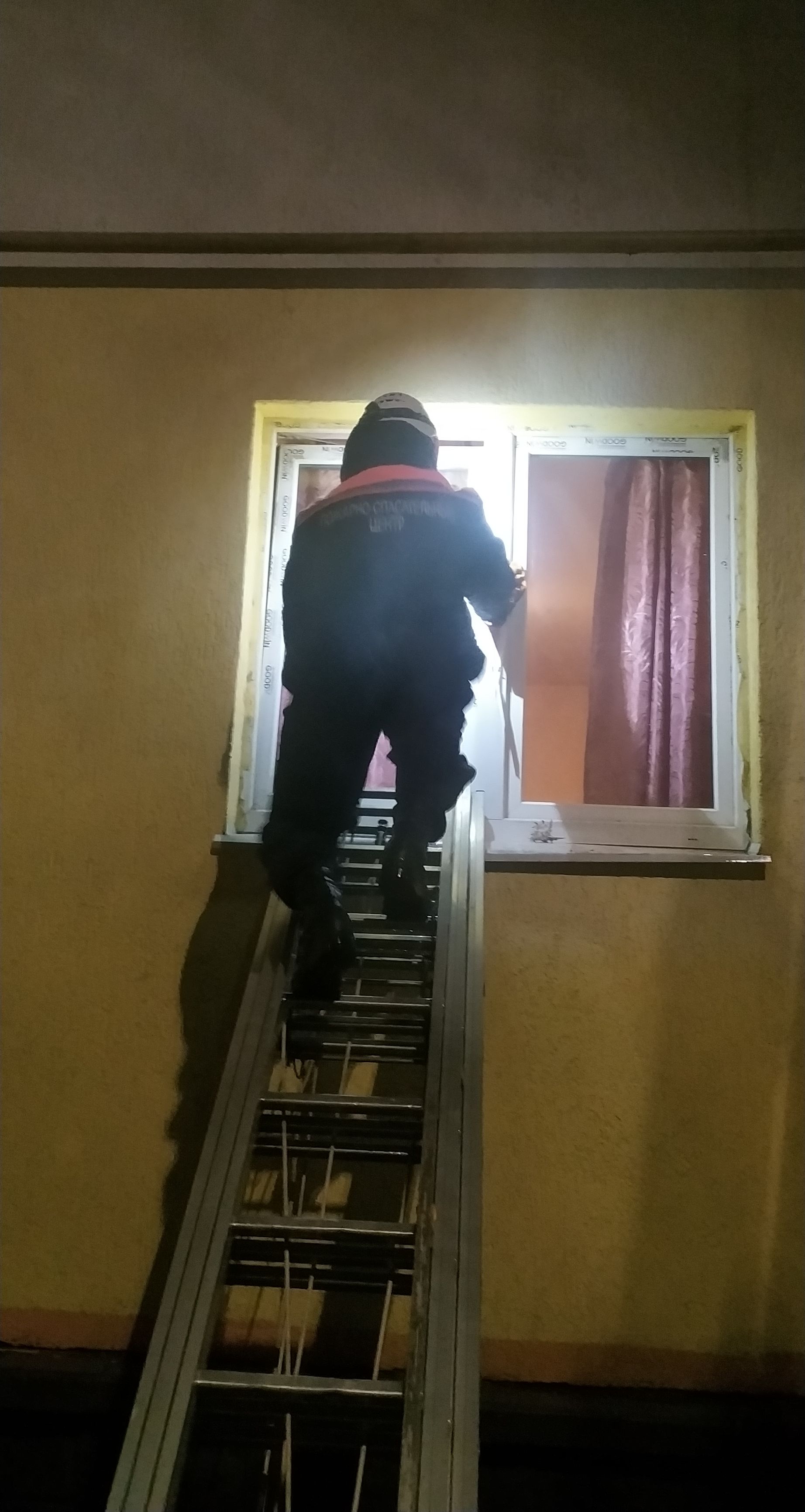 Спасатели обеспечили полицейским доступ в квартиру.