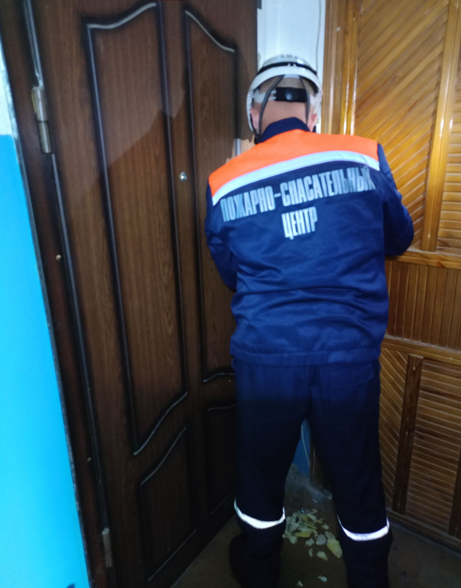Спасатели обеспечили медикам доступ в квартиру Спасатели обеспечили медикам доступ в квартиру