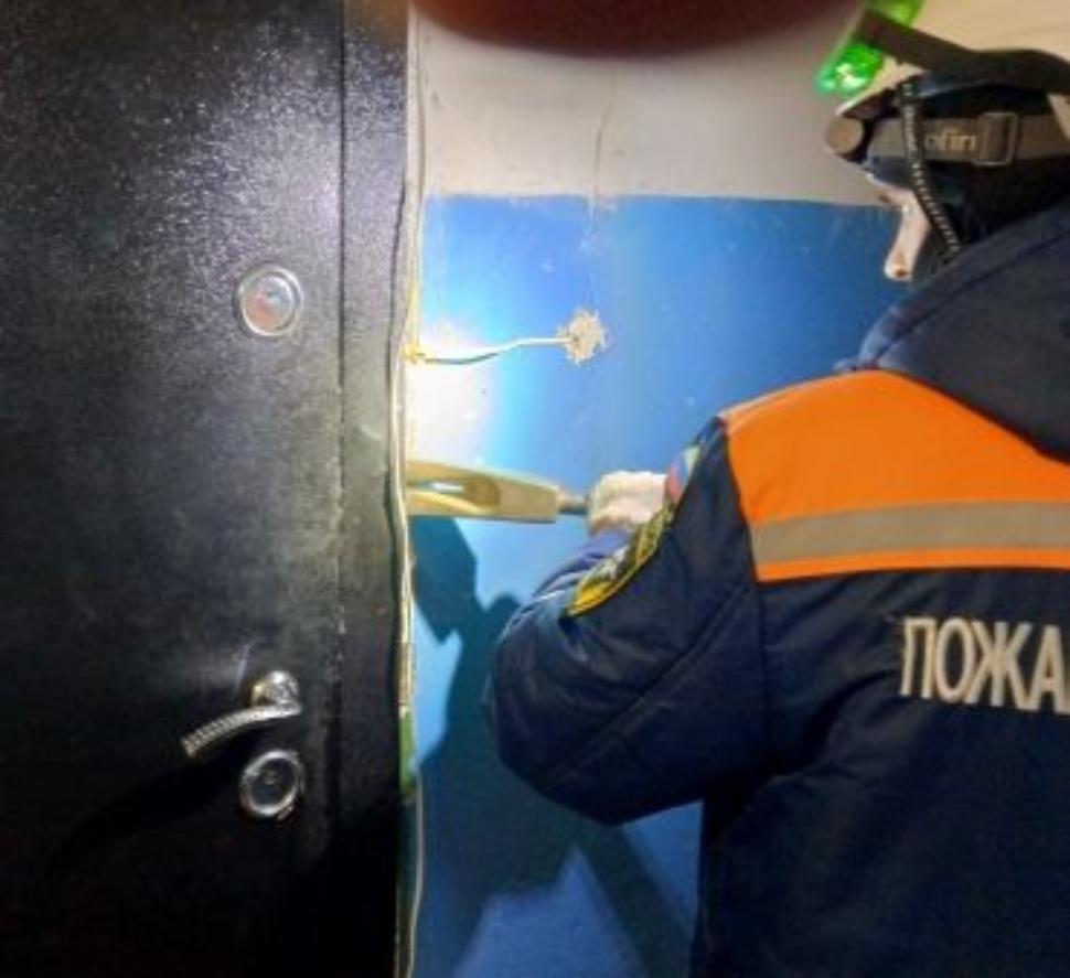 Спасатели обеспечили родственникам доступ в квартиру