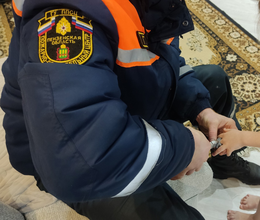 Спасатели освободили палец ребенка, застрявший в металлической трубке