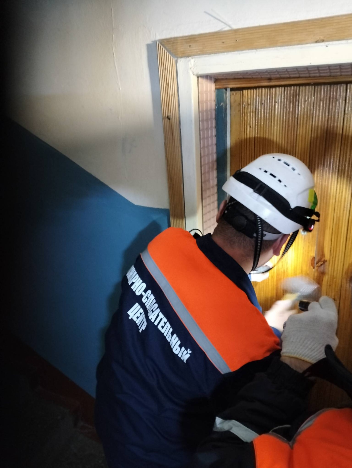 Спасатели обеспечили родственникам доступ в квартиру