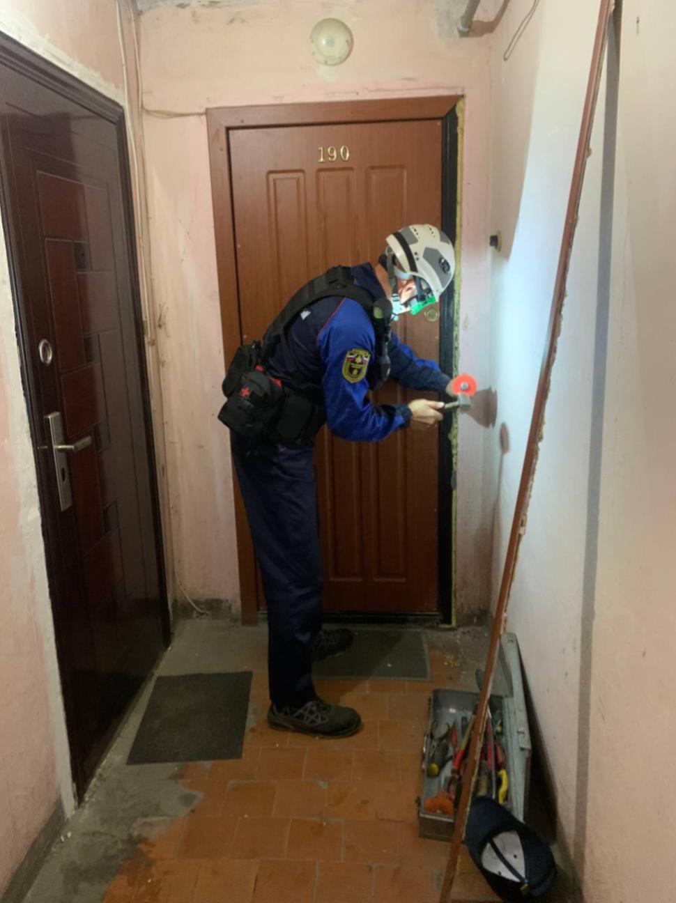 Спасатели обеспечили полицейским доступ в квартиру