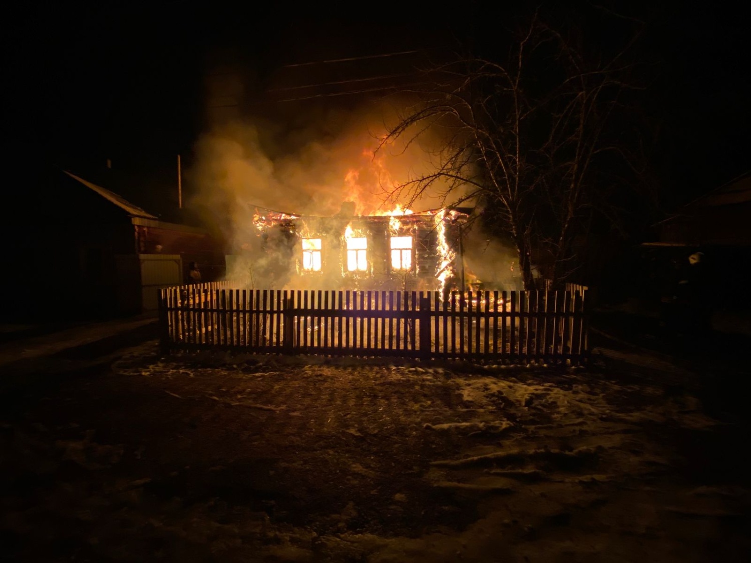 Пожарные ликвидировали возгорание в Никольском районе