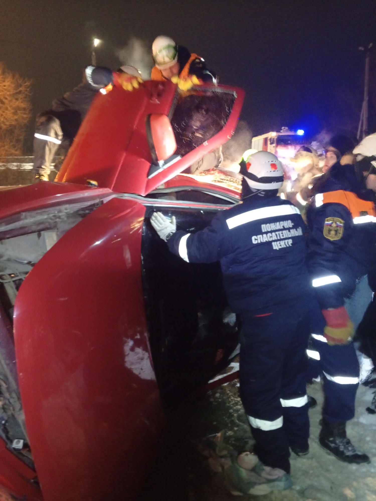 Спасатели деблокировали водителя, зажатого в автомобиле в результате ДТП