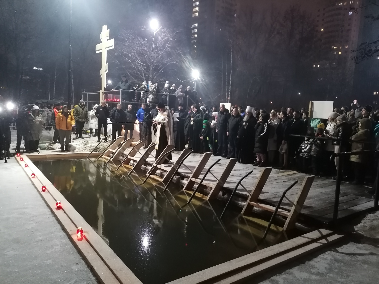 Спасатели обеспечивали безопасность во время крещенских купаний Спасатели обеспечивали безопасность во время крещенских купаний