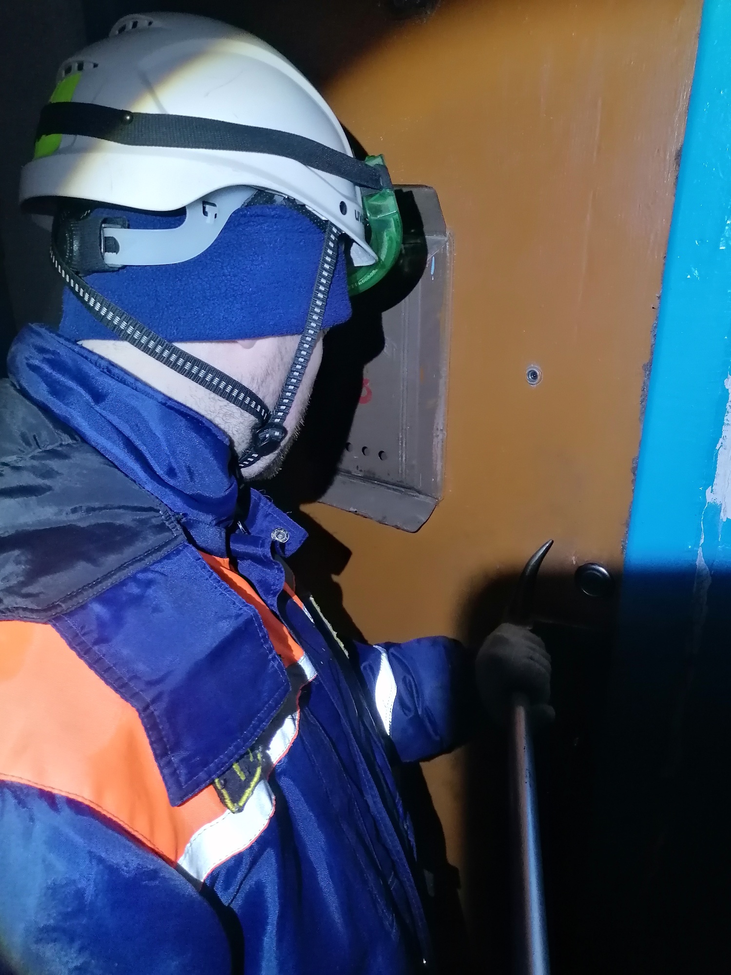Спасатели обеспечили полицейским доступ в квартиру Спасатели обеспечили полицейским доступ в квартиру