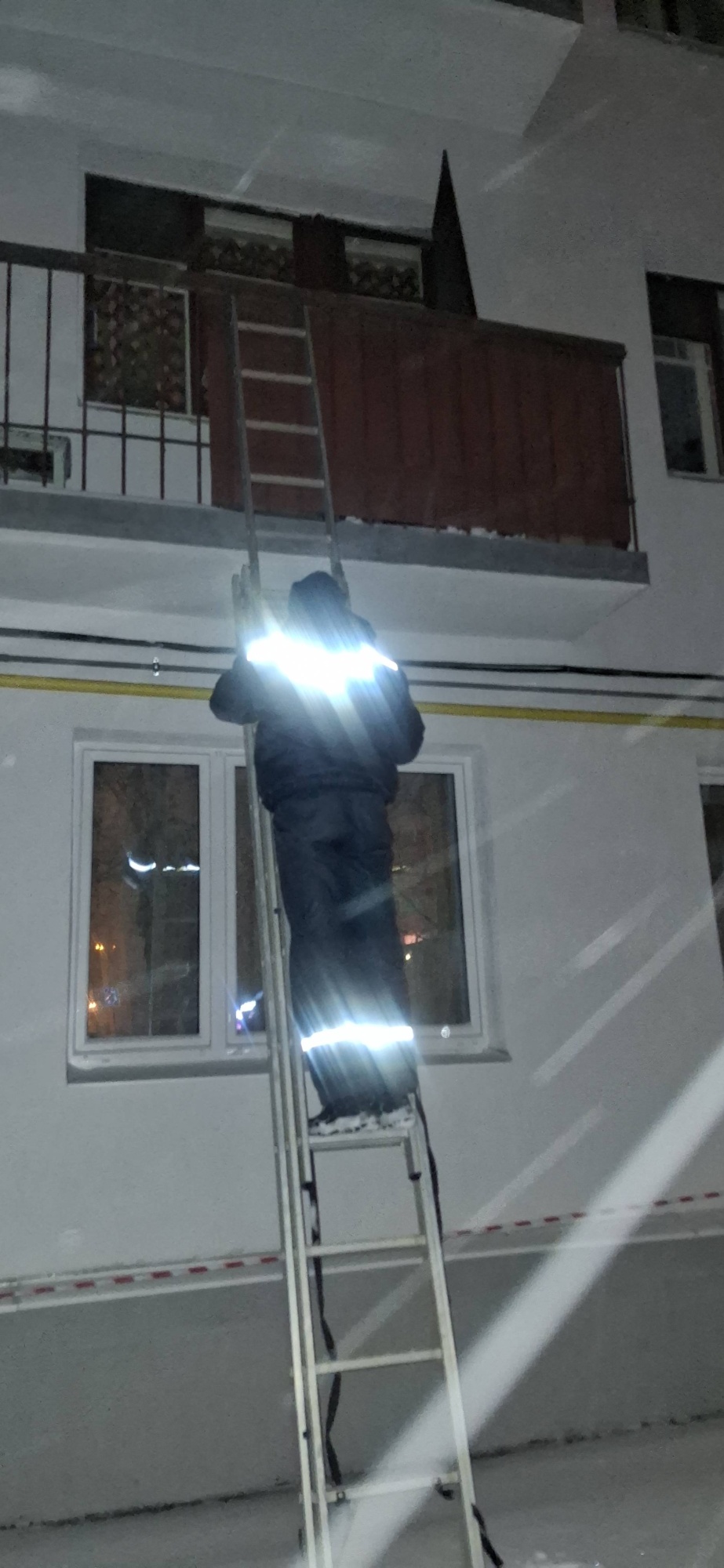 Спасатели обеспечили полицейским доступ в квартиру Спасатели обеспечили полицейским доступ в квартиру
