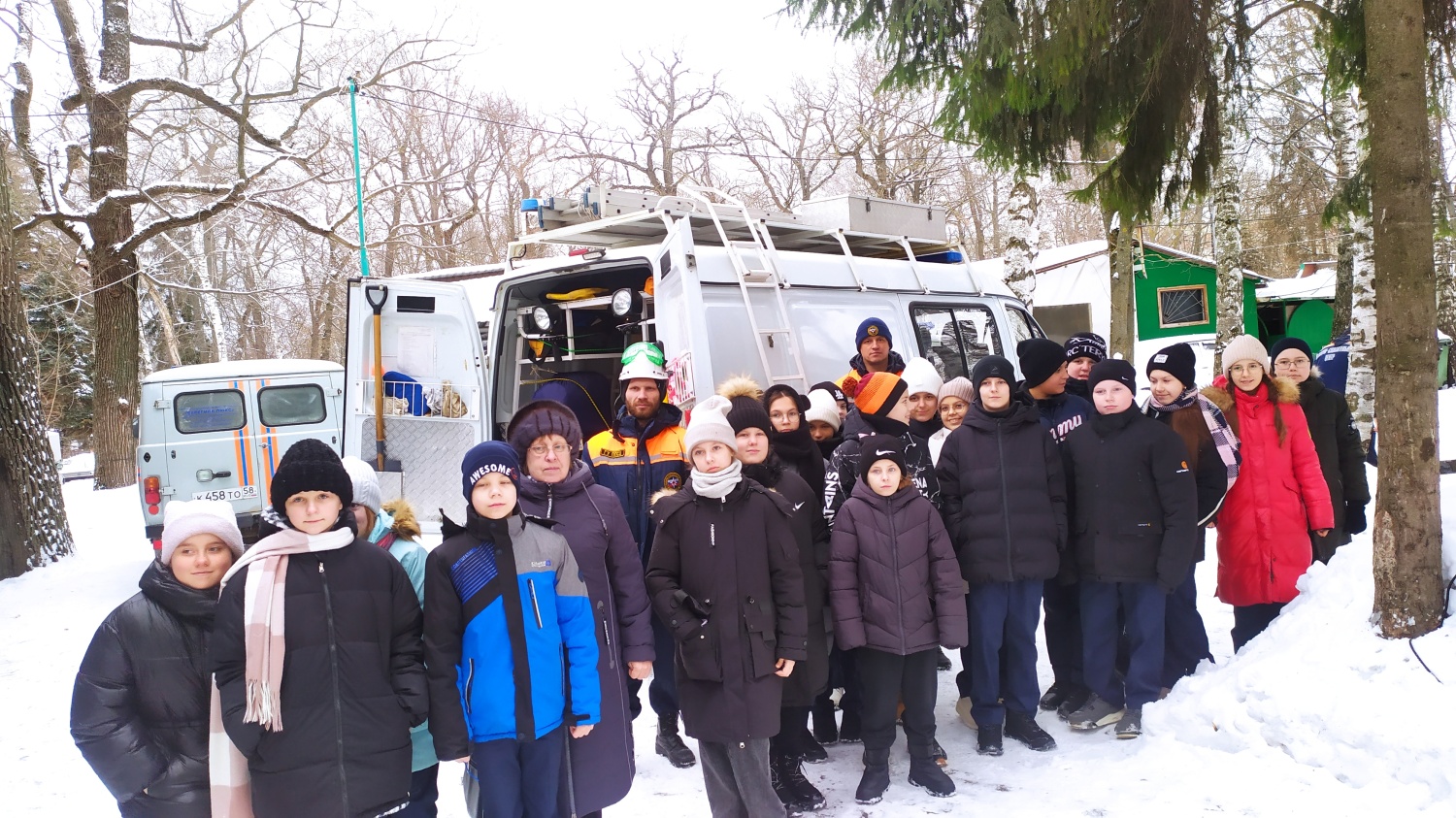 Спасатели провели экскурсию для школьников