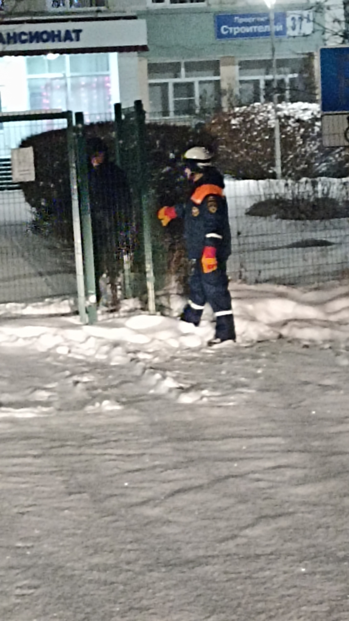 Спасатели деблокировали мужчину, застрявшего в заборе