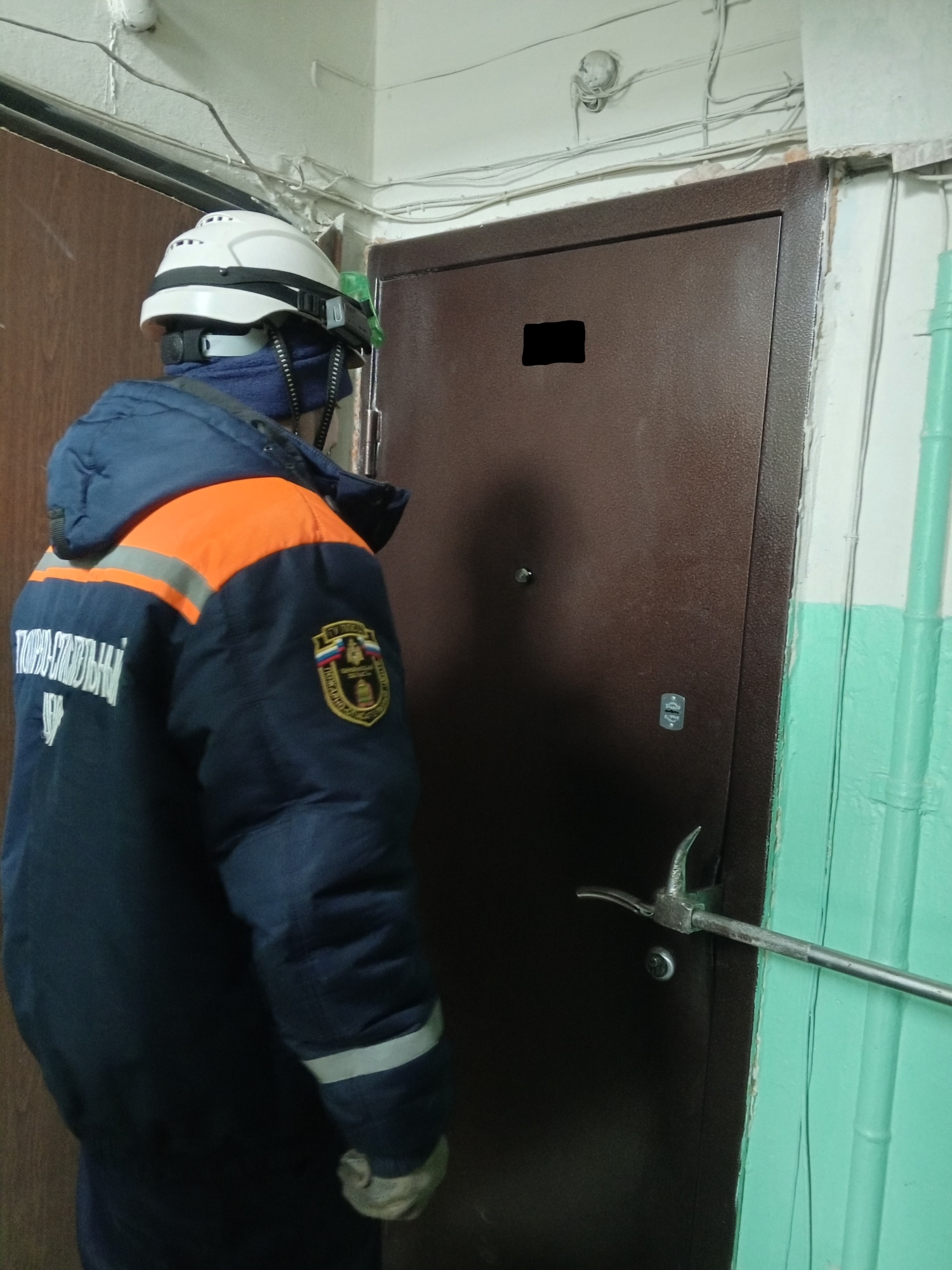 Спасатели обеспечили полиции доступ в квартиру