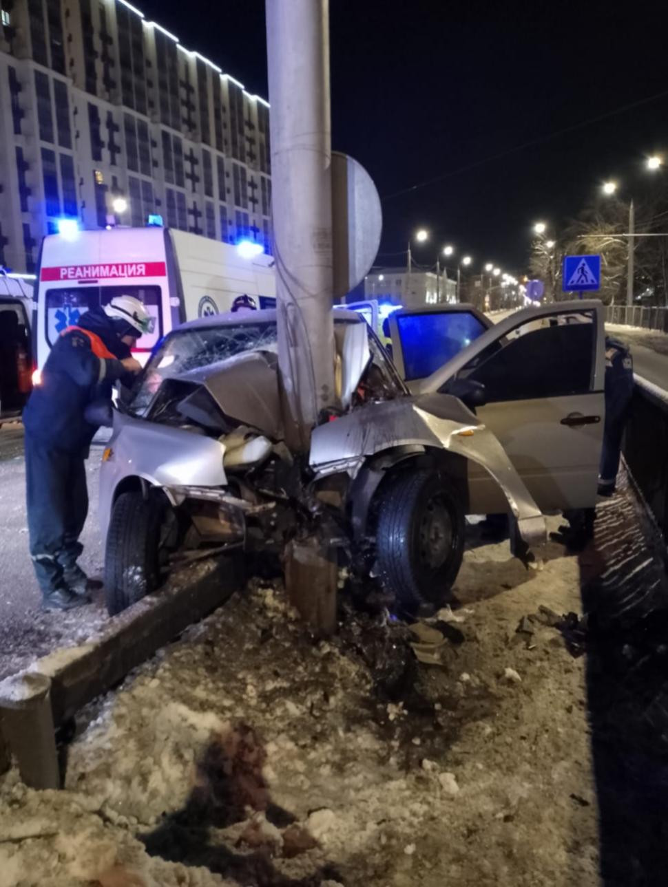 Спасатели извлекли водителя из аварийного автомобиля