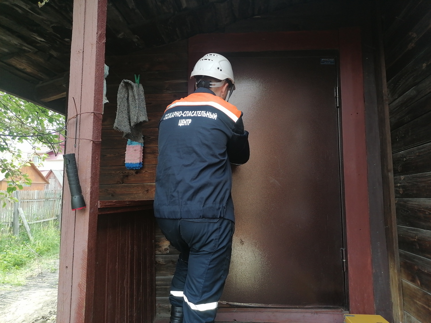 Спасатели обеспечили медикам доступ в квартиру