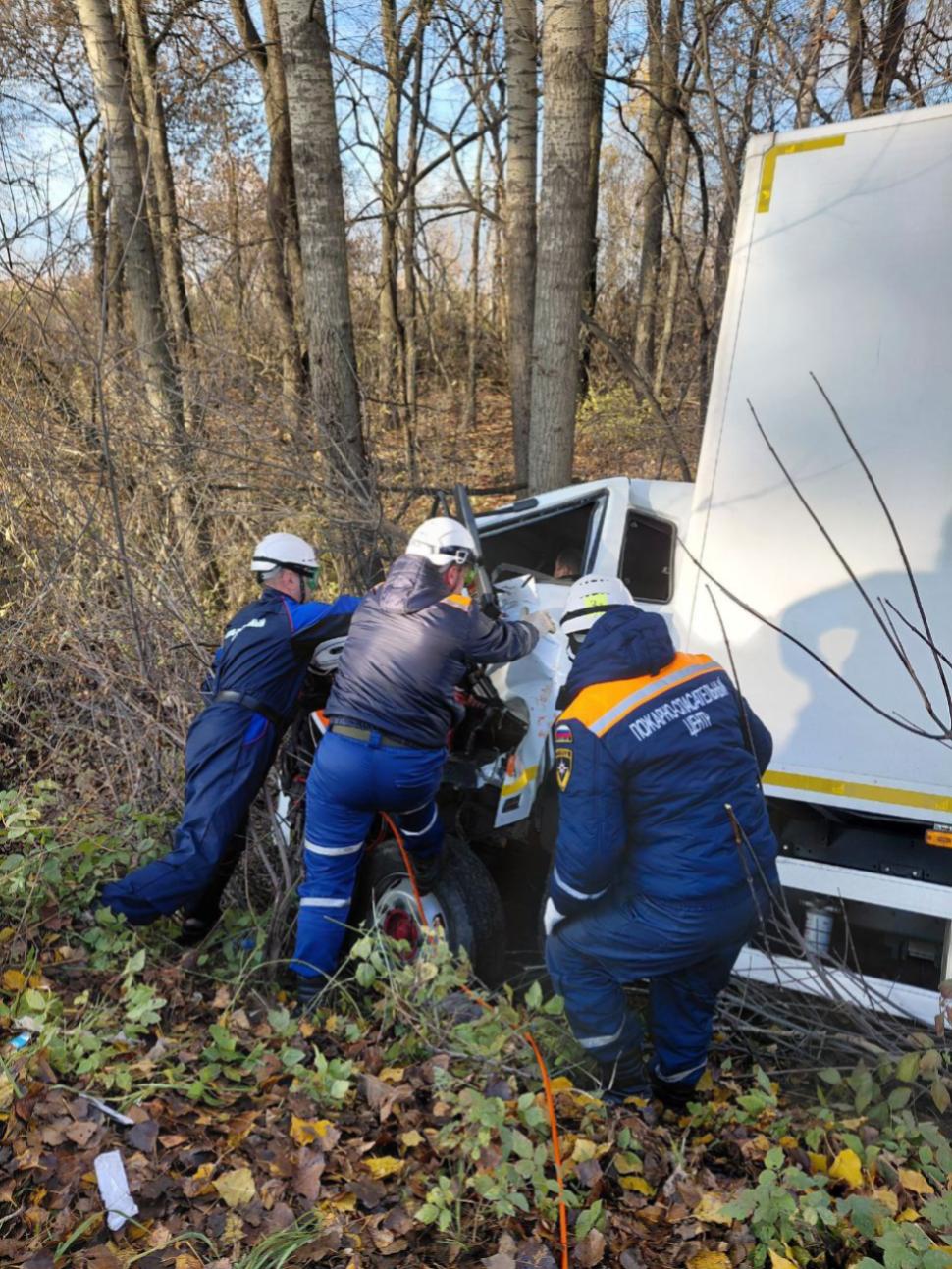 Спасатели деблокировали водителя, зажатого в автомобиле в результате ДТП