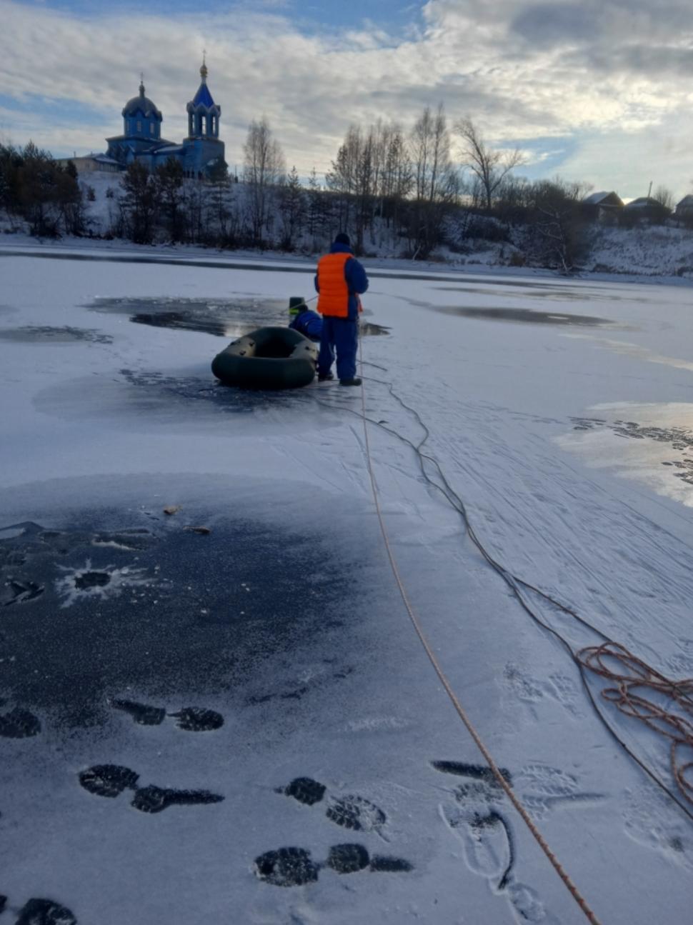 Водолазы извлекли тело мужчины из водоема