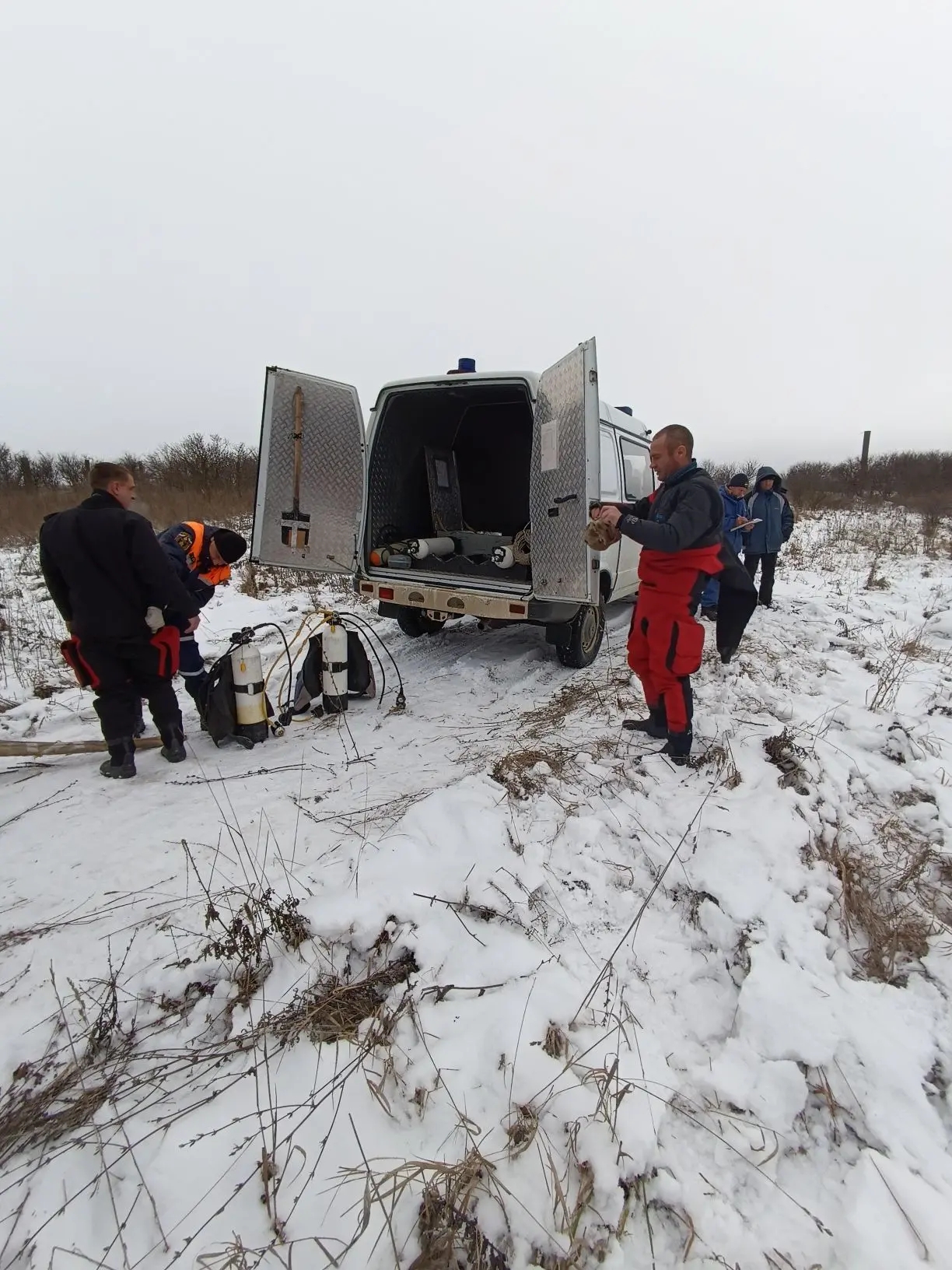 Водолазы извлекли тело мужчины из водоема