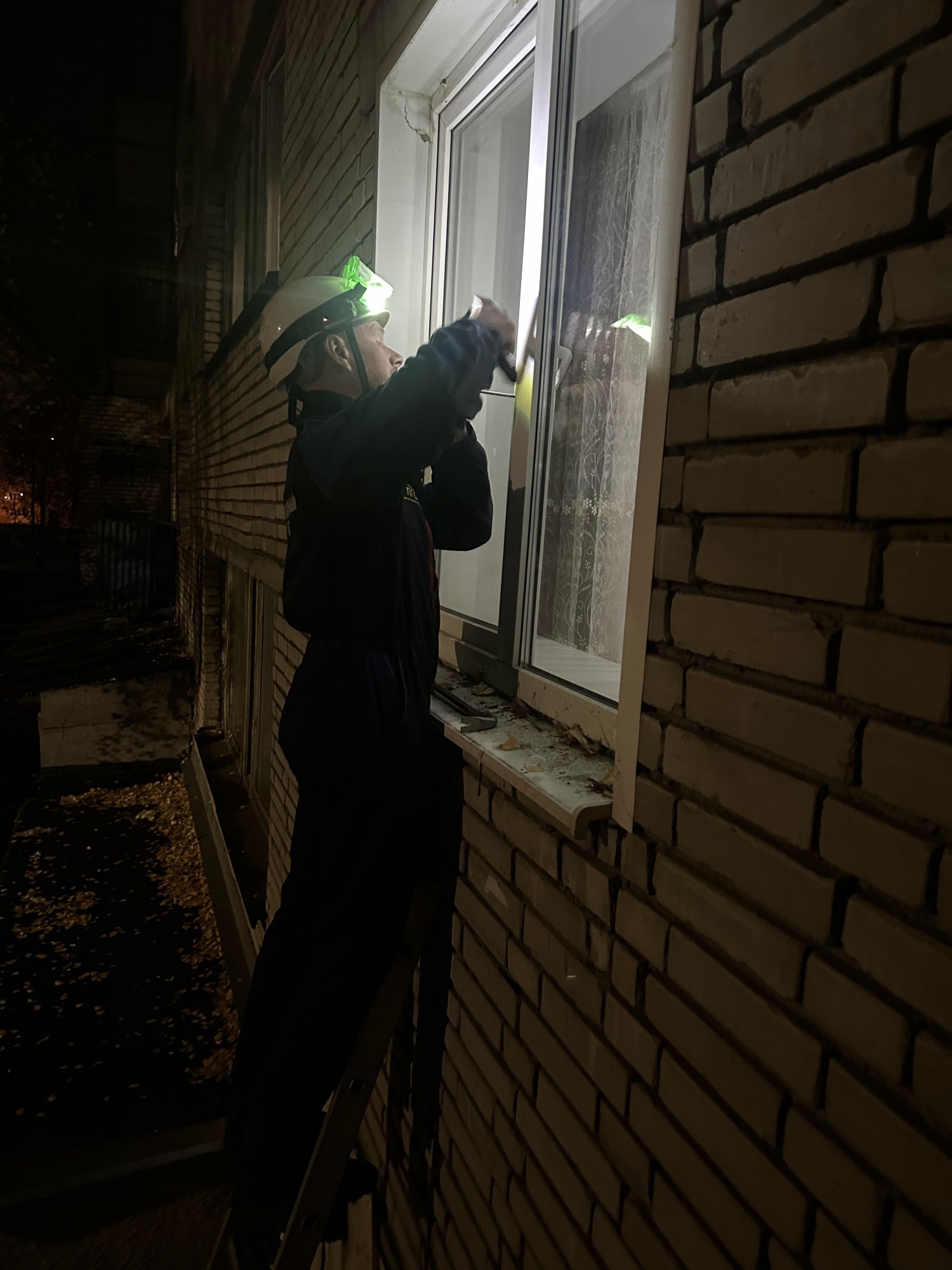 Спасатели помогли матери попасть в запертую квартиру к ребенку