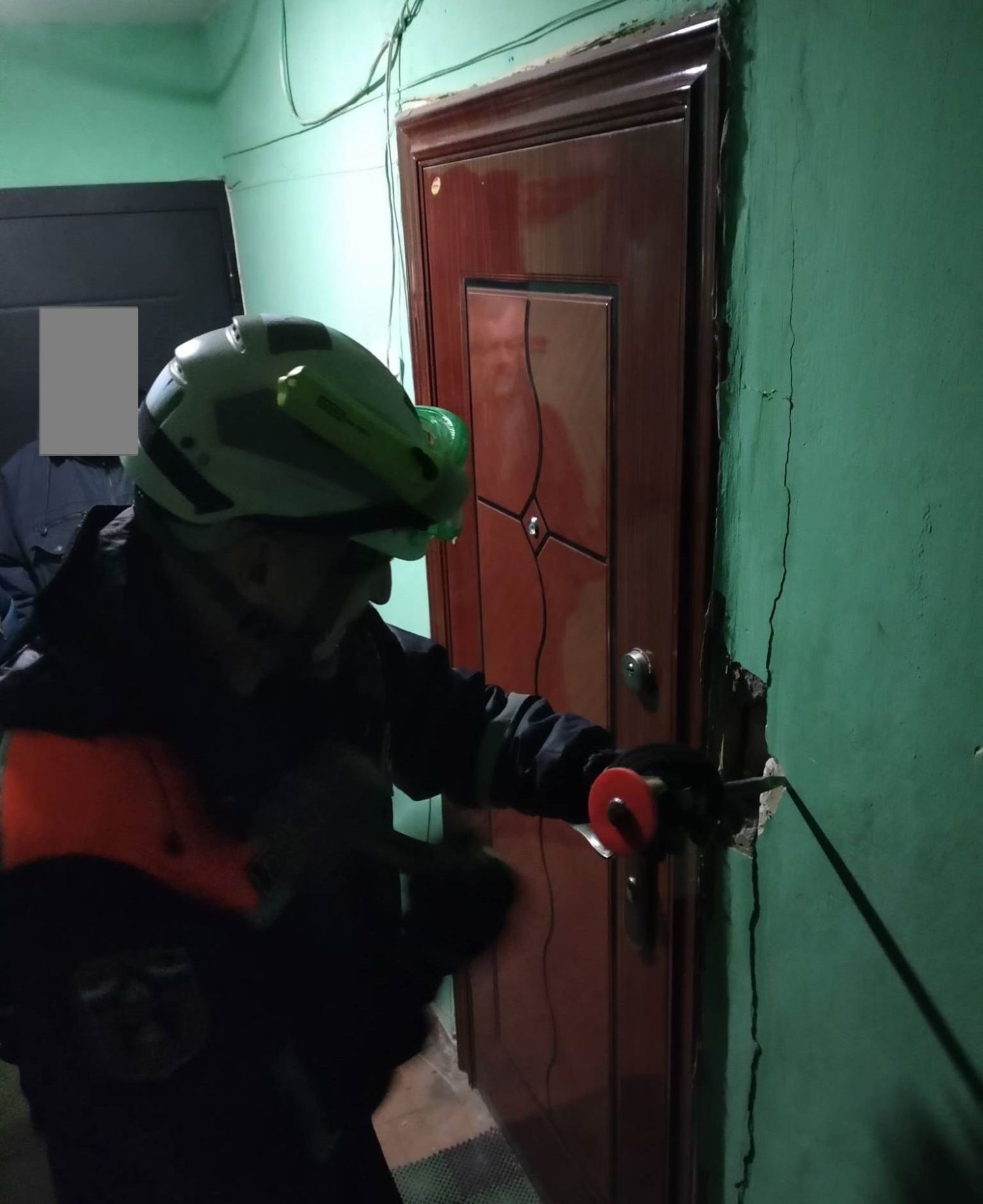 Спасатели обеспечили полицейским доступ в квартиру
