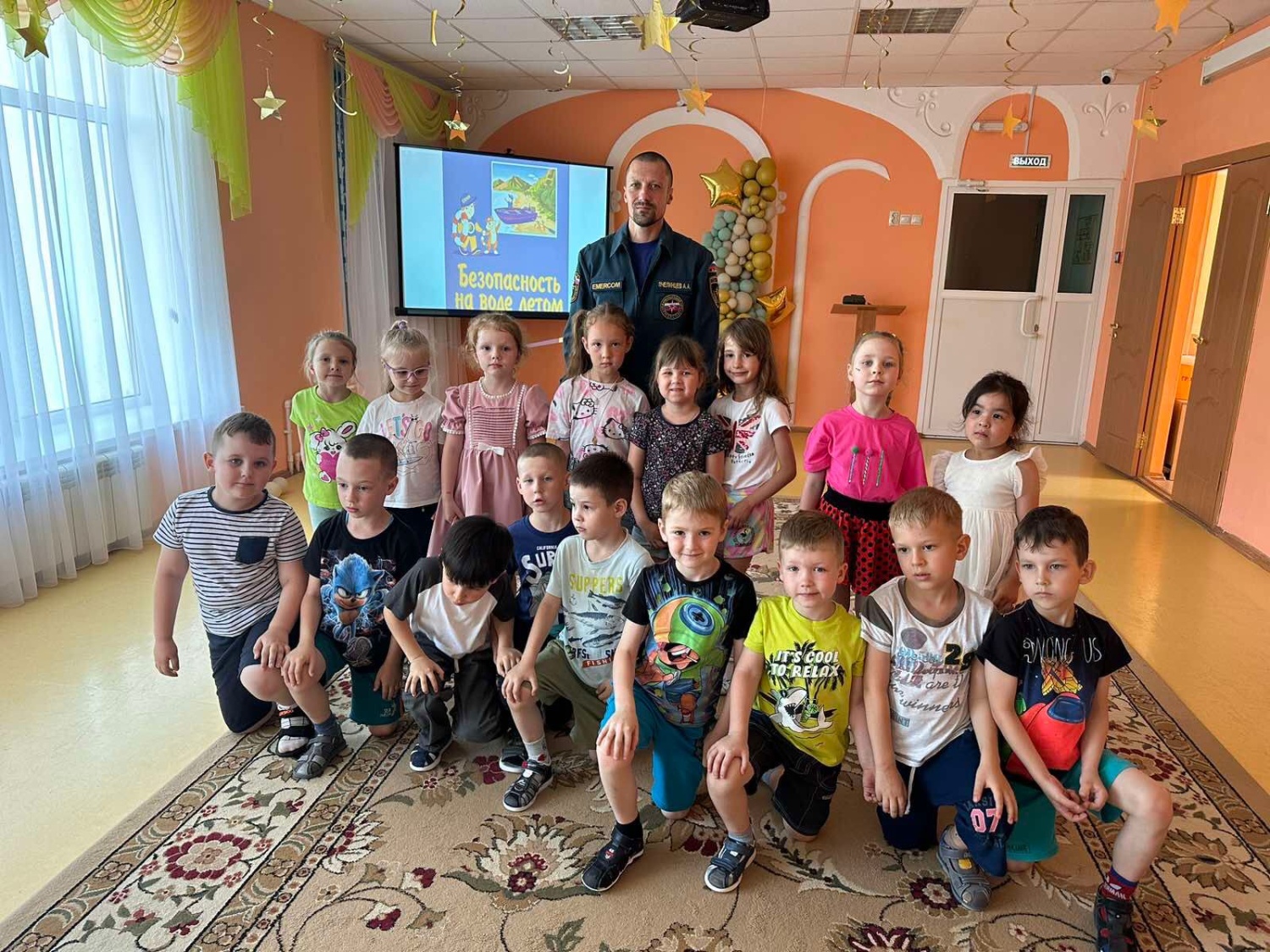 Спасатели провели занятие для малышей Спасатели провели занятие для малышей