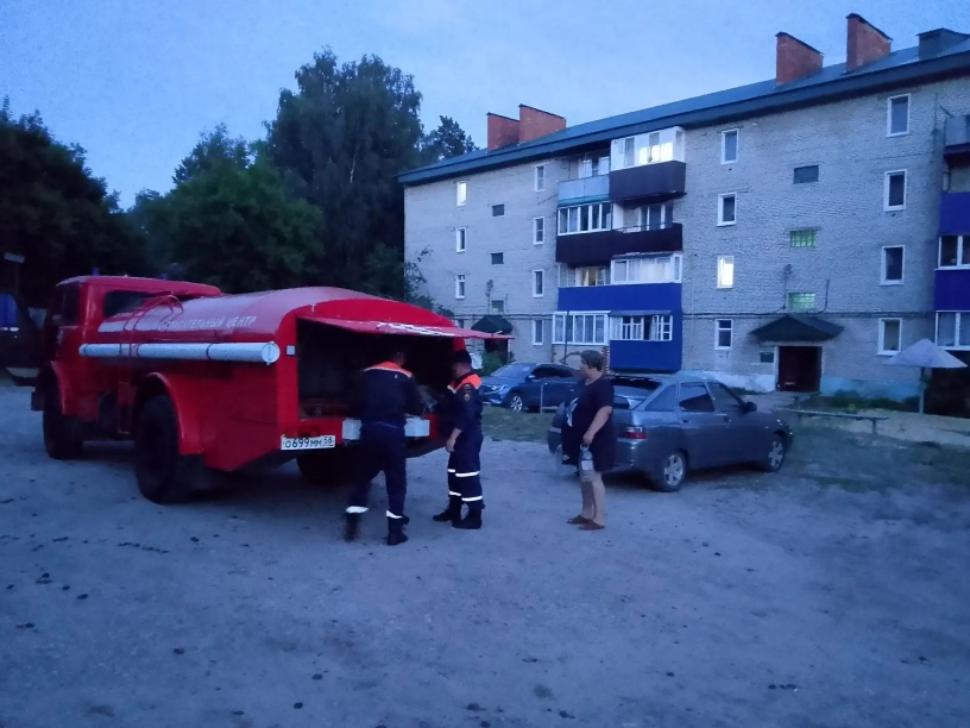 Пожарные обеспечили жителей водой